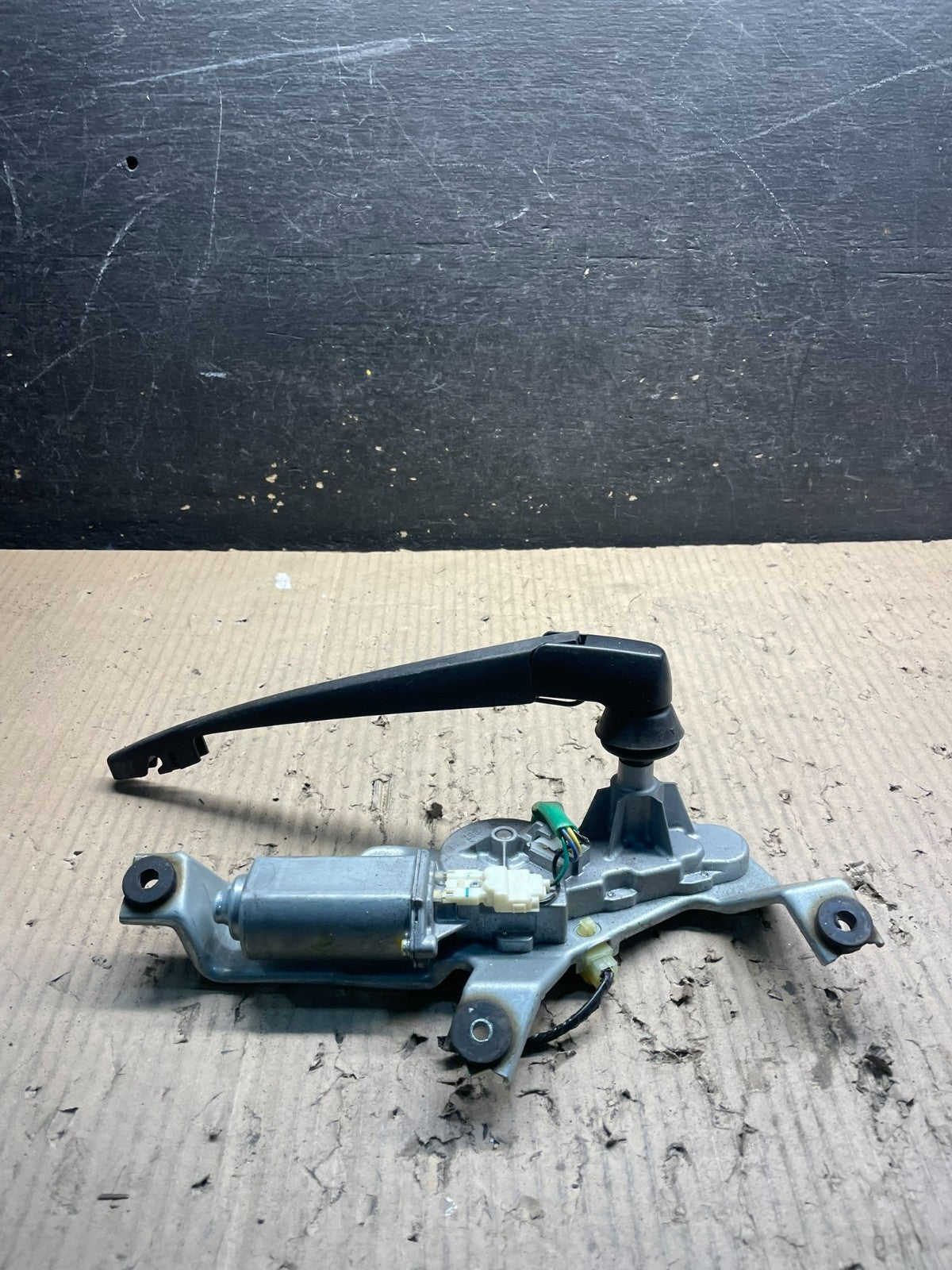 2008 to 2014 Subaru Tribeca Rear Windshield Wiper Motor X0935 DG1