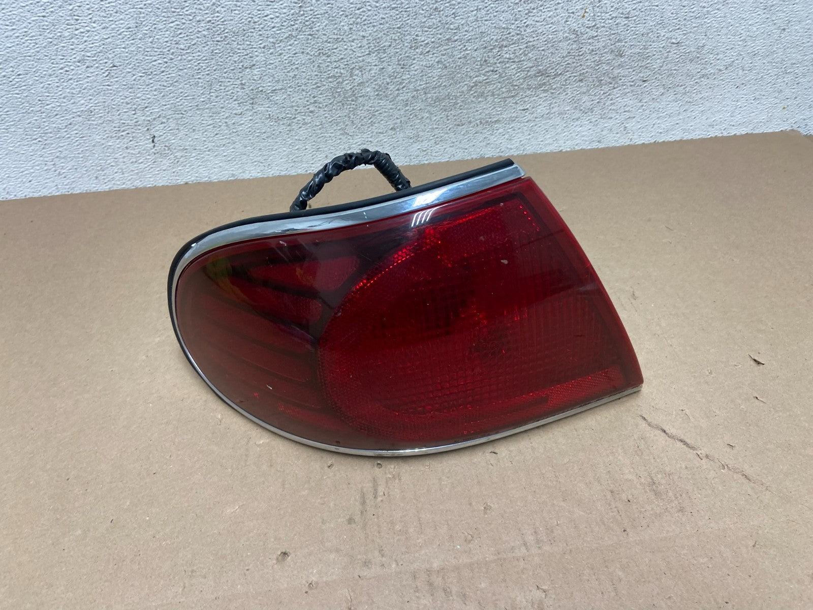 2000 to 2005 Buick Lesabre Left Driver LH Side Tail Light AG5761 DW0