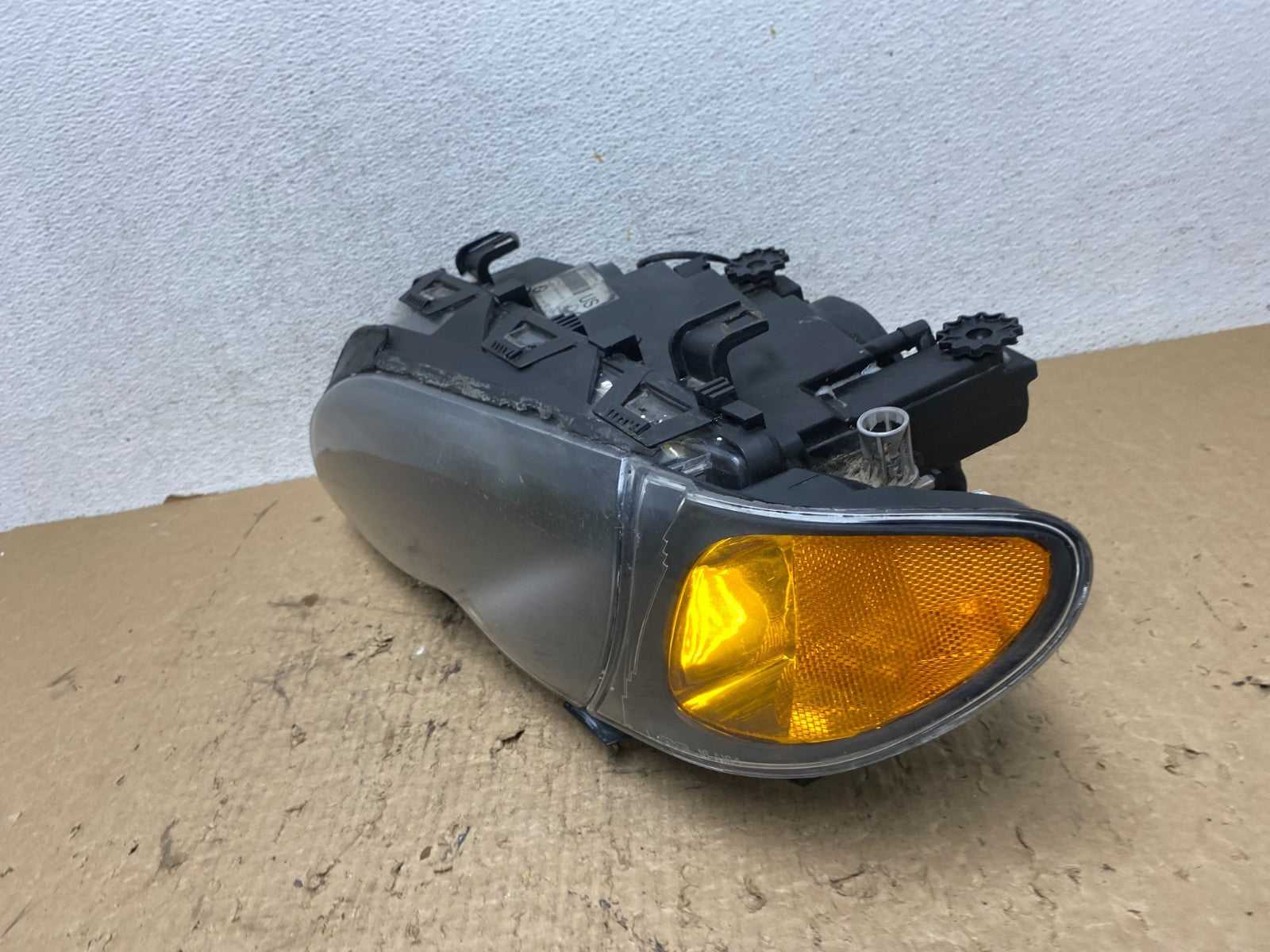 2002 to 2005 BMW 3 E46 Sedan Left Driver Halogen Headlight AF8416 DW1