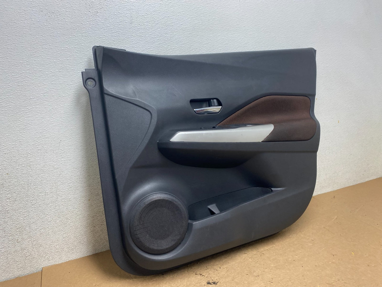2018 2019 2020 Nissan Kicks Front Right Passenger Door Panel Oem P1363 DG2