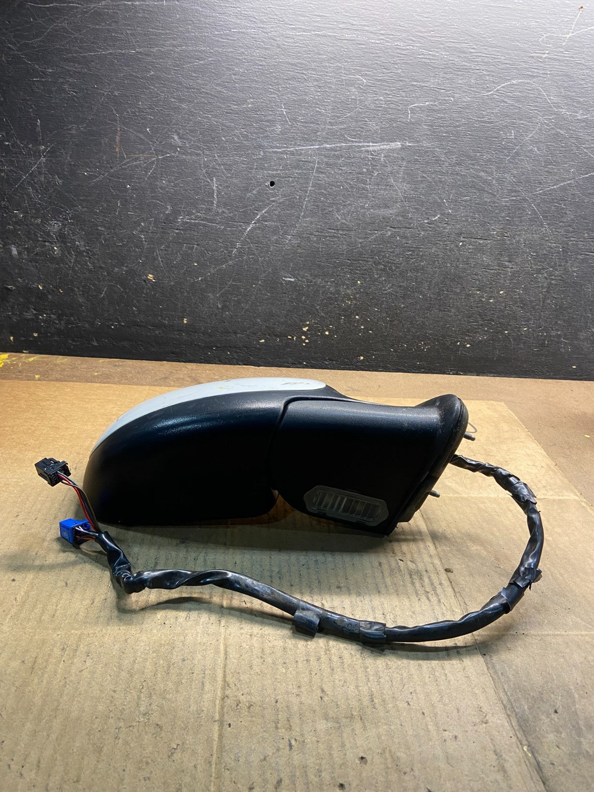 2003-2006 Chevrolet Tahoe Suburban Right Passenger Turn Door Mirror OEM y3931 DG3