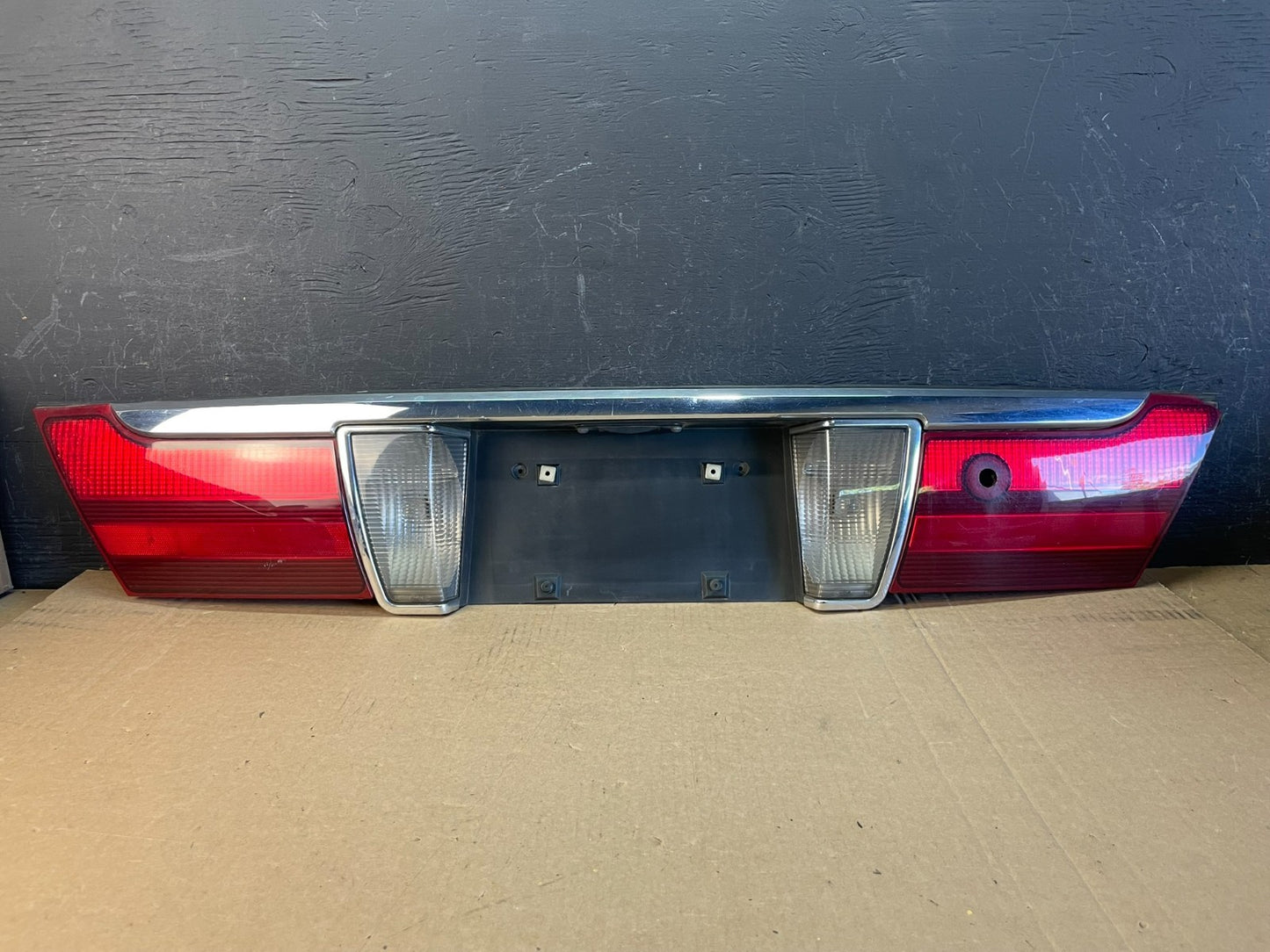 2003 2004 2005 Mercury Grand Marquis Trunk Lid Center Tail Light AD0102 DG0