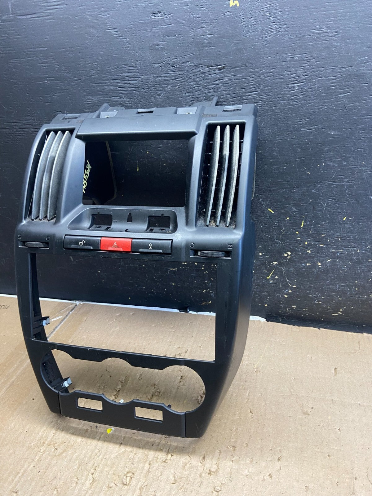 2008-2012 Land Rover LR2 OEM Center Radio Climate Dash Air Vent Bezel ab5581 DG1