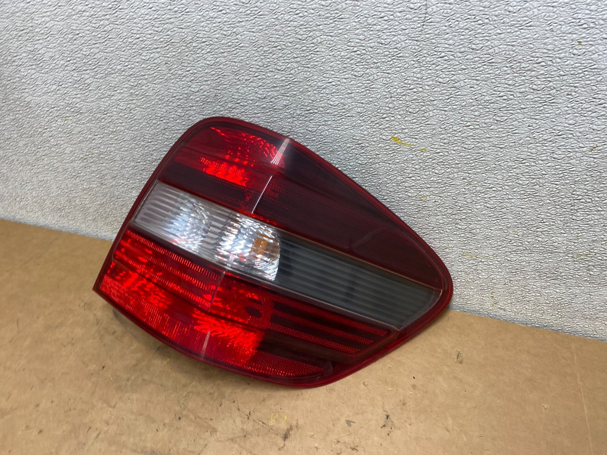 2009 to 2011 Mercedes ML350 ML-Class Right Passenger RH Tail Light X4792 DW1