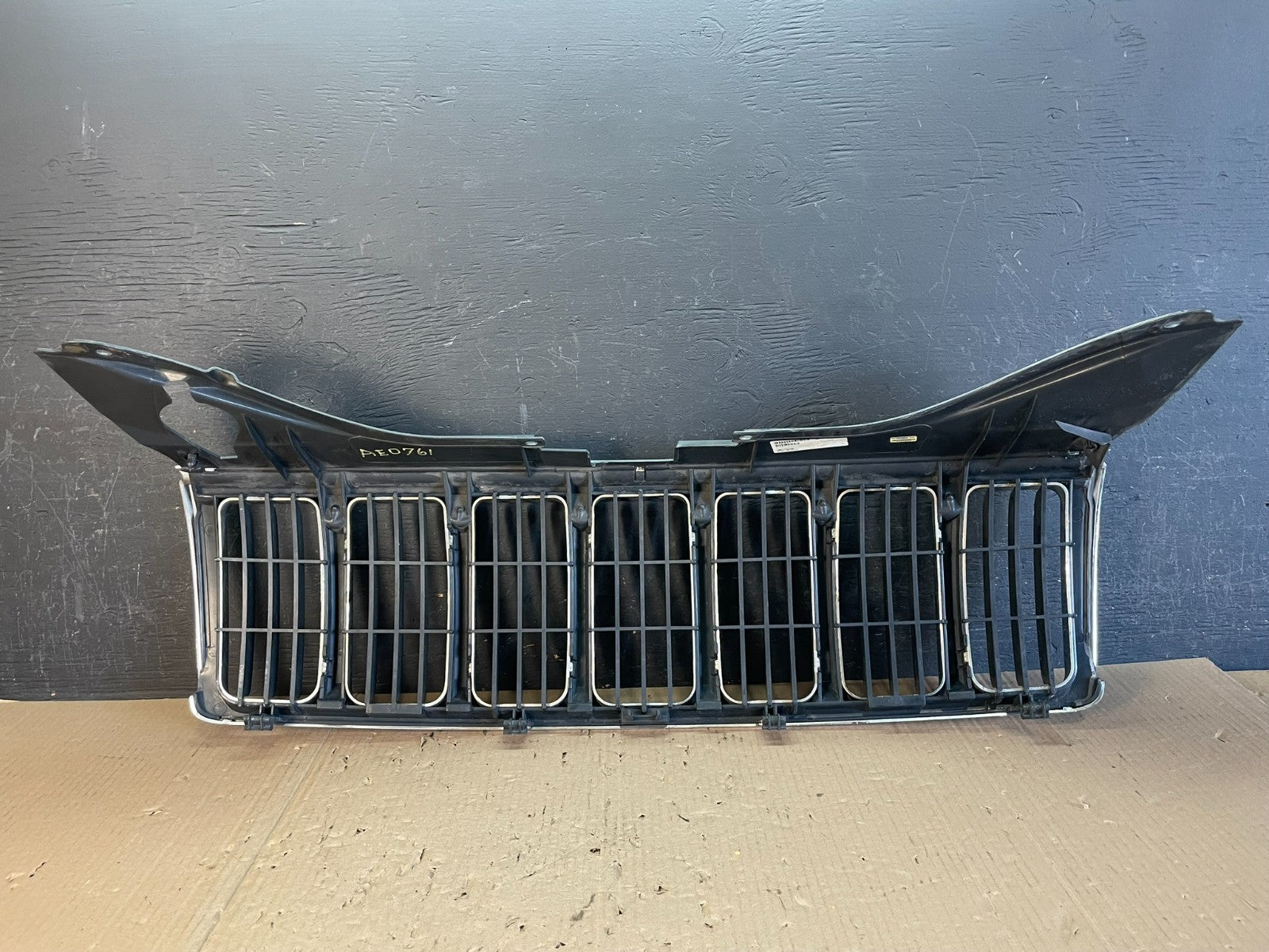 2005 to 2007 Jeep Grand Cherokee Front Upper Grill Grille Aftermarket AE0761 DG3