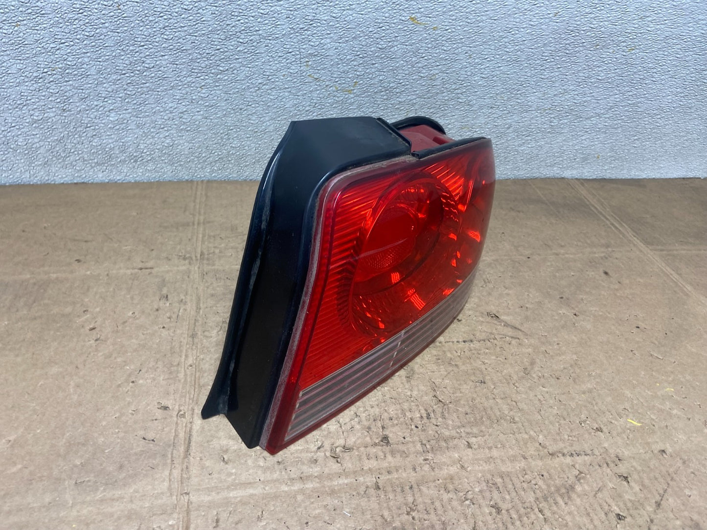 2002 - 2005 Hyundai Sonata Right Passenger RH Side Tail Light OEM Y6799 DW2