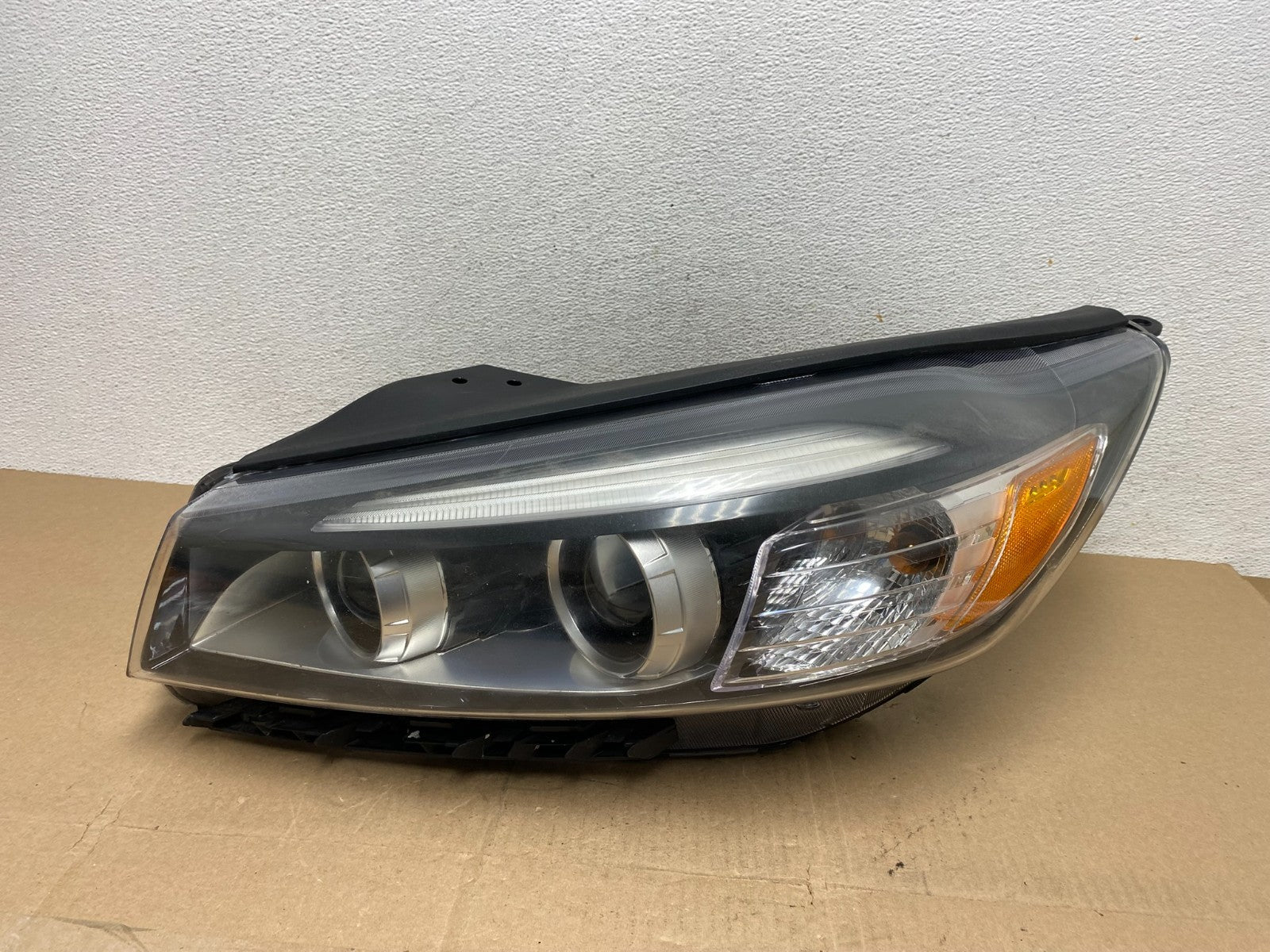 2016 to 2018 Kia Sorento Left Driver LH Side Headlight Halogen AE6694 DW0