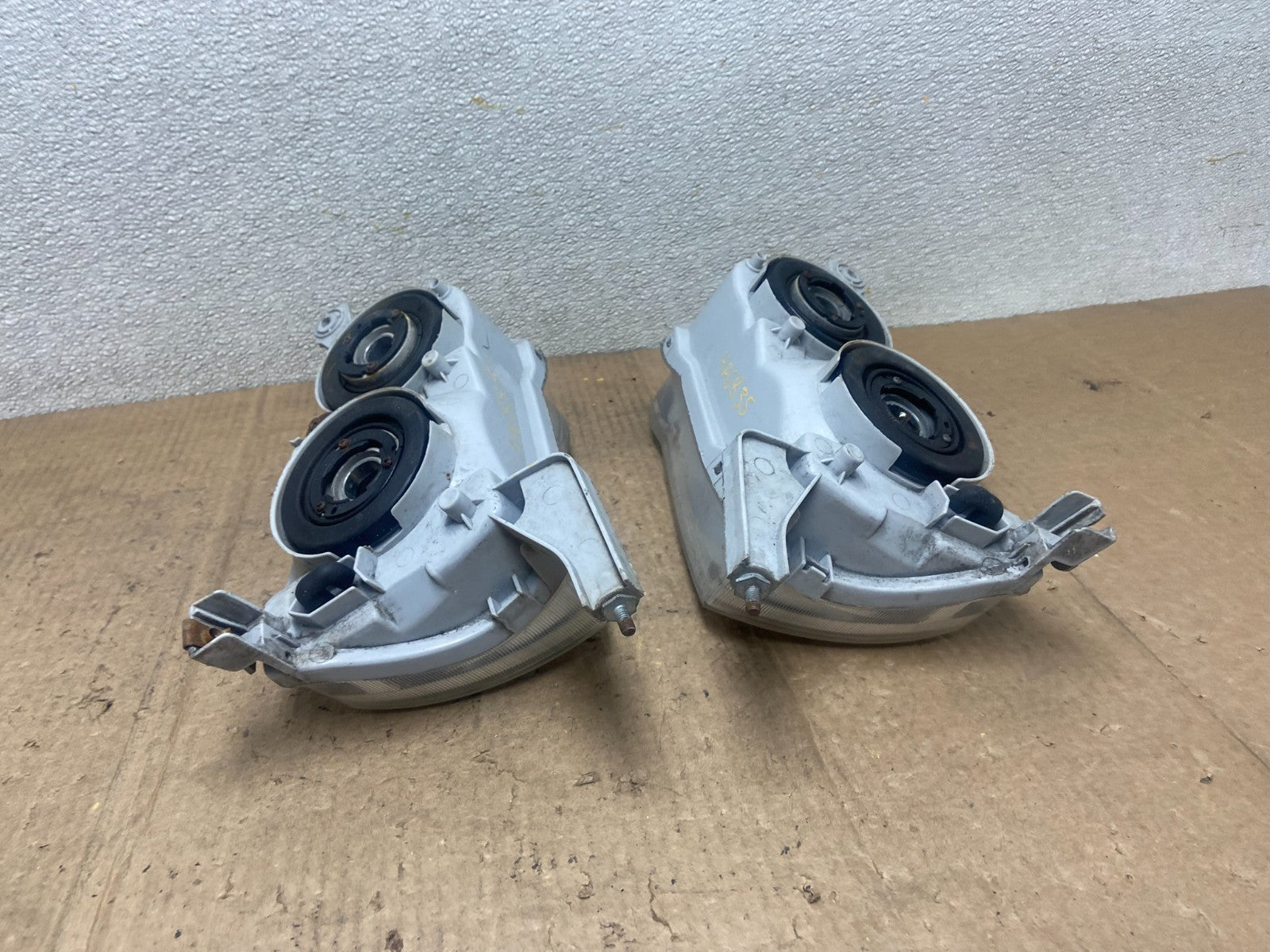 2001-2002 Toyota Corolla Left+Right Side Halogen Headlights OEM AA6835 DW10