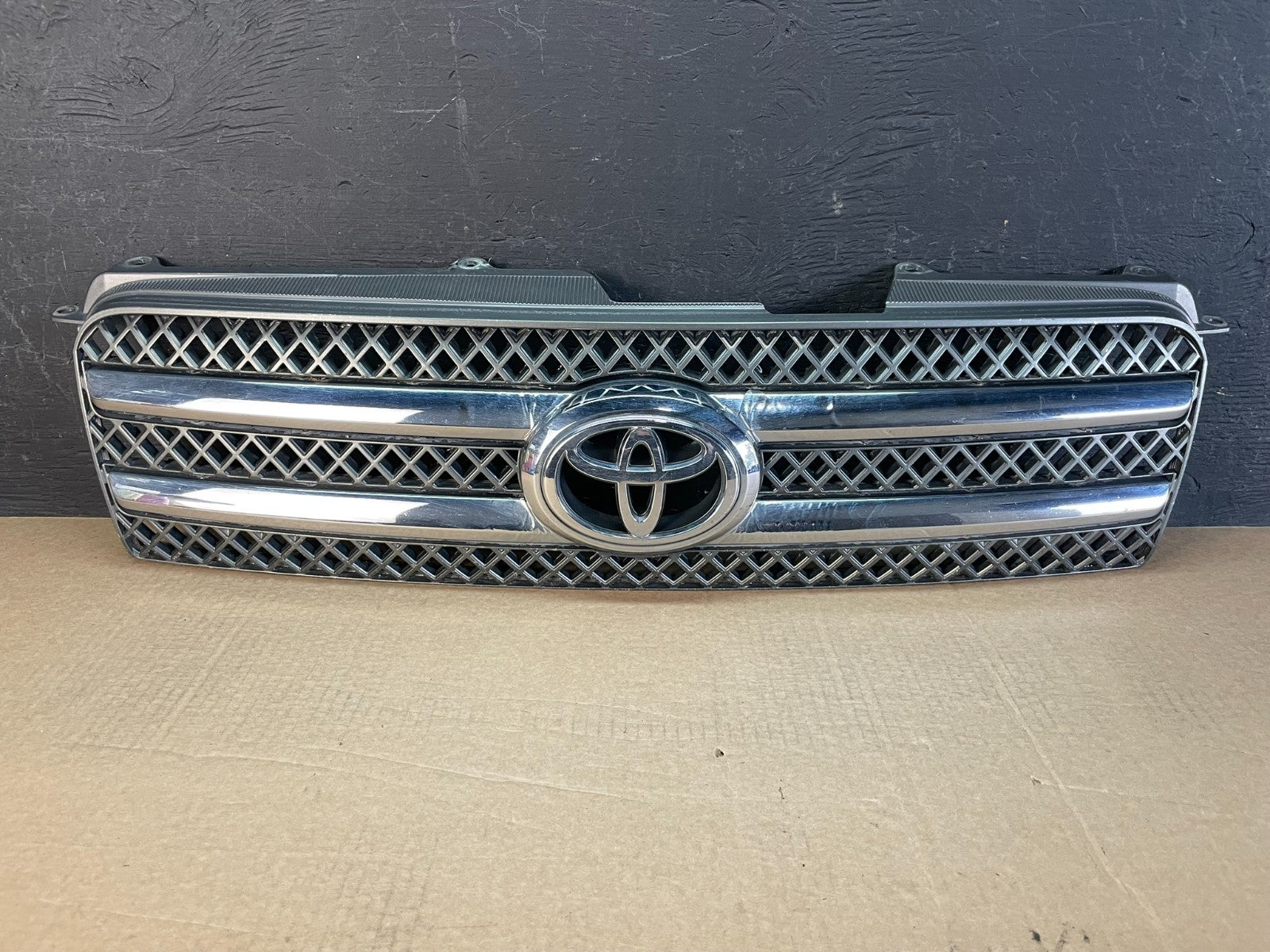 2006 to 2007 Toyota Highlander Front Upper Grille Grill With Emblem OE AF5201 DG0