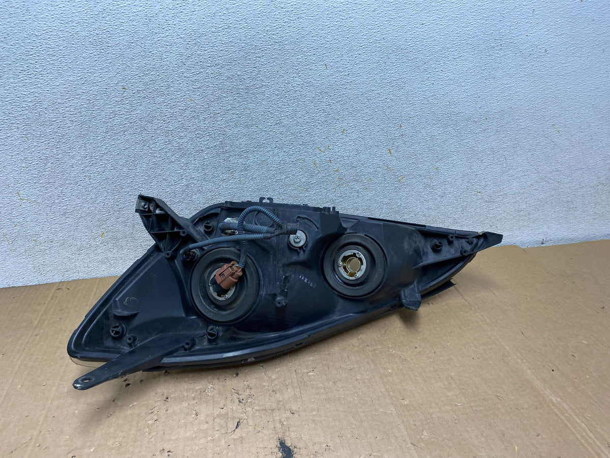 2004-2005 Toyota Sienna Right Passenger Halogen Headlight AI9011 DW6