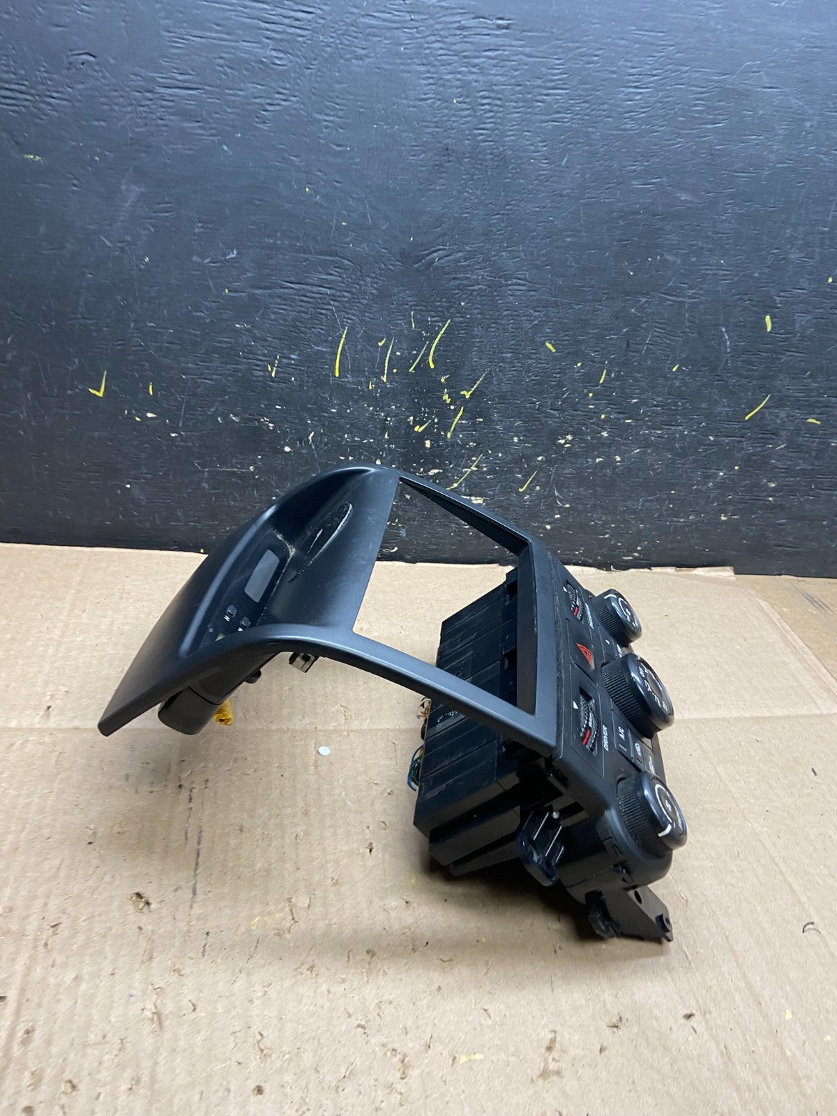 2009-2012 Kia Sedona A/C Heater Climate Control Radio Bezel Trim Y2555 DG1