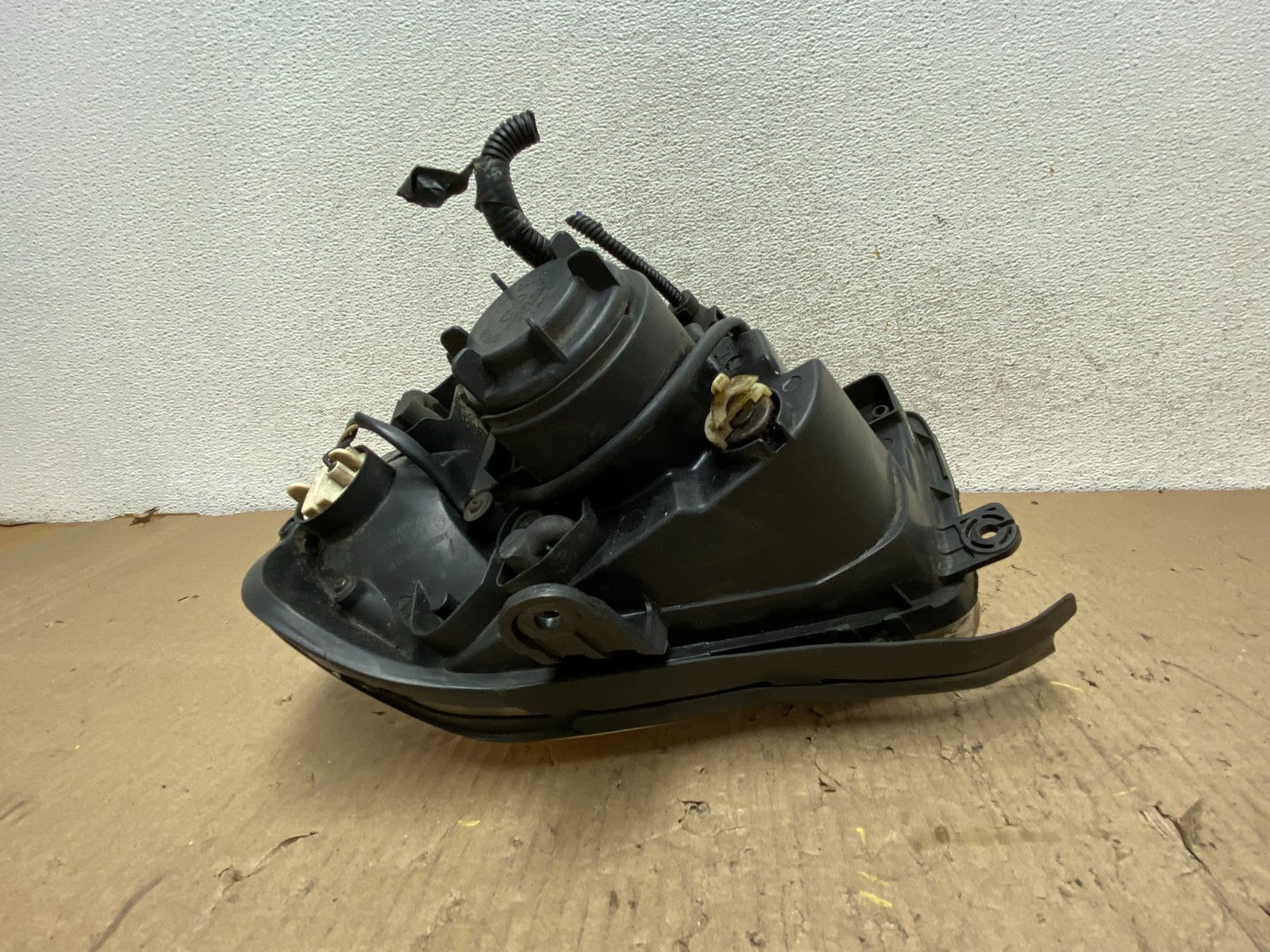 2003-2004 Kia Optima Right Passenger RH Side Headlight Halogen AG8076 DW4