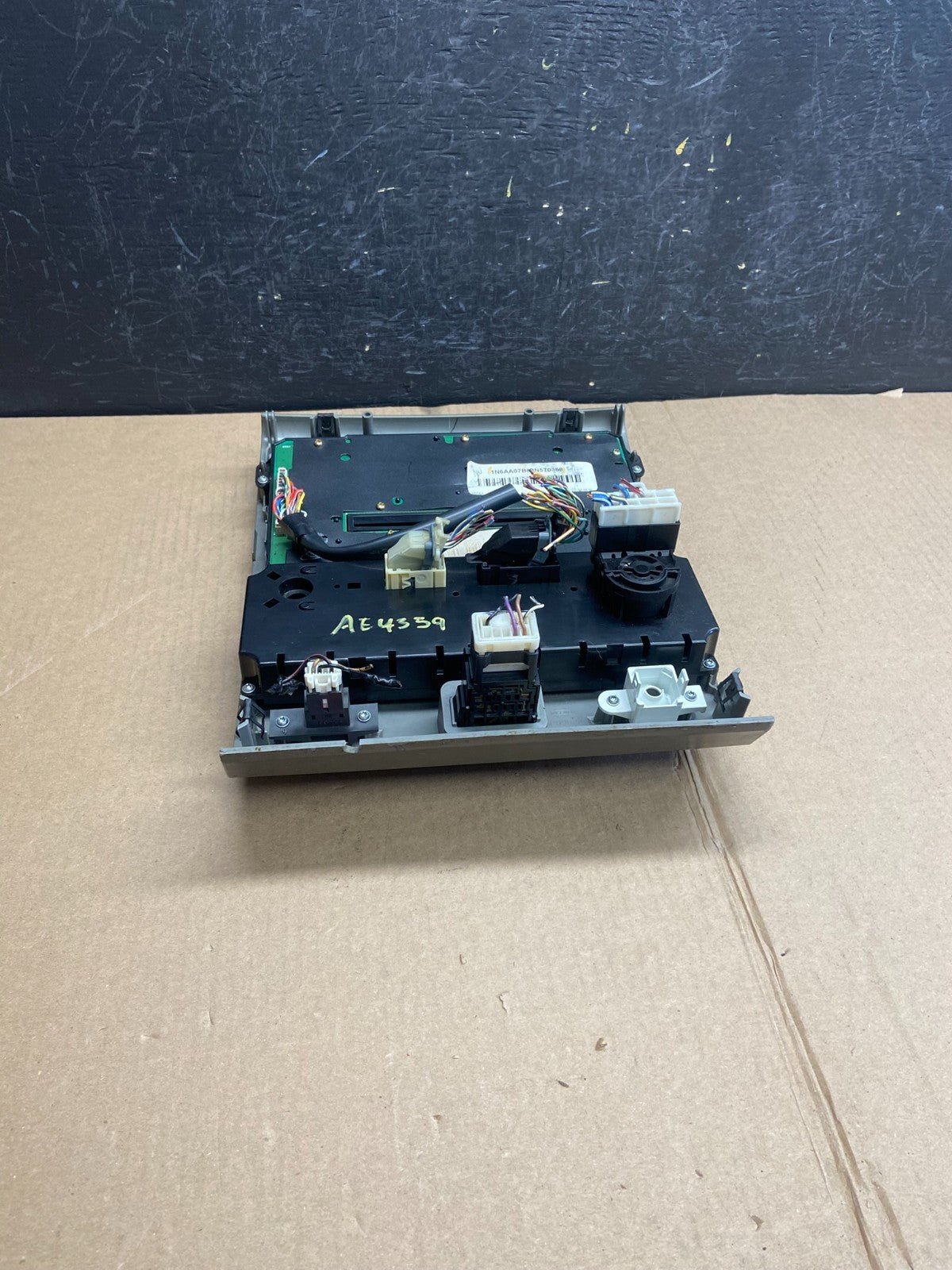 2004 - 2007 Nissan Titan Radio CD Player Climate Control AE4359 DG4