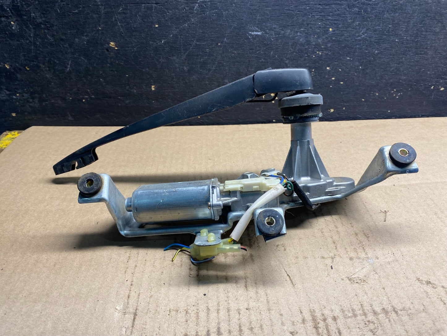 2003 to 2005 Subaru Forester Rear Wiper Motor 86510SA070 Z4865 PS1