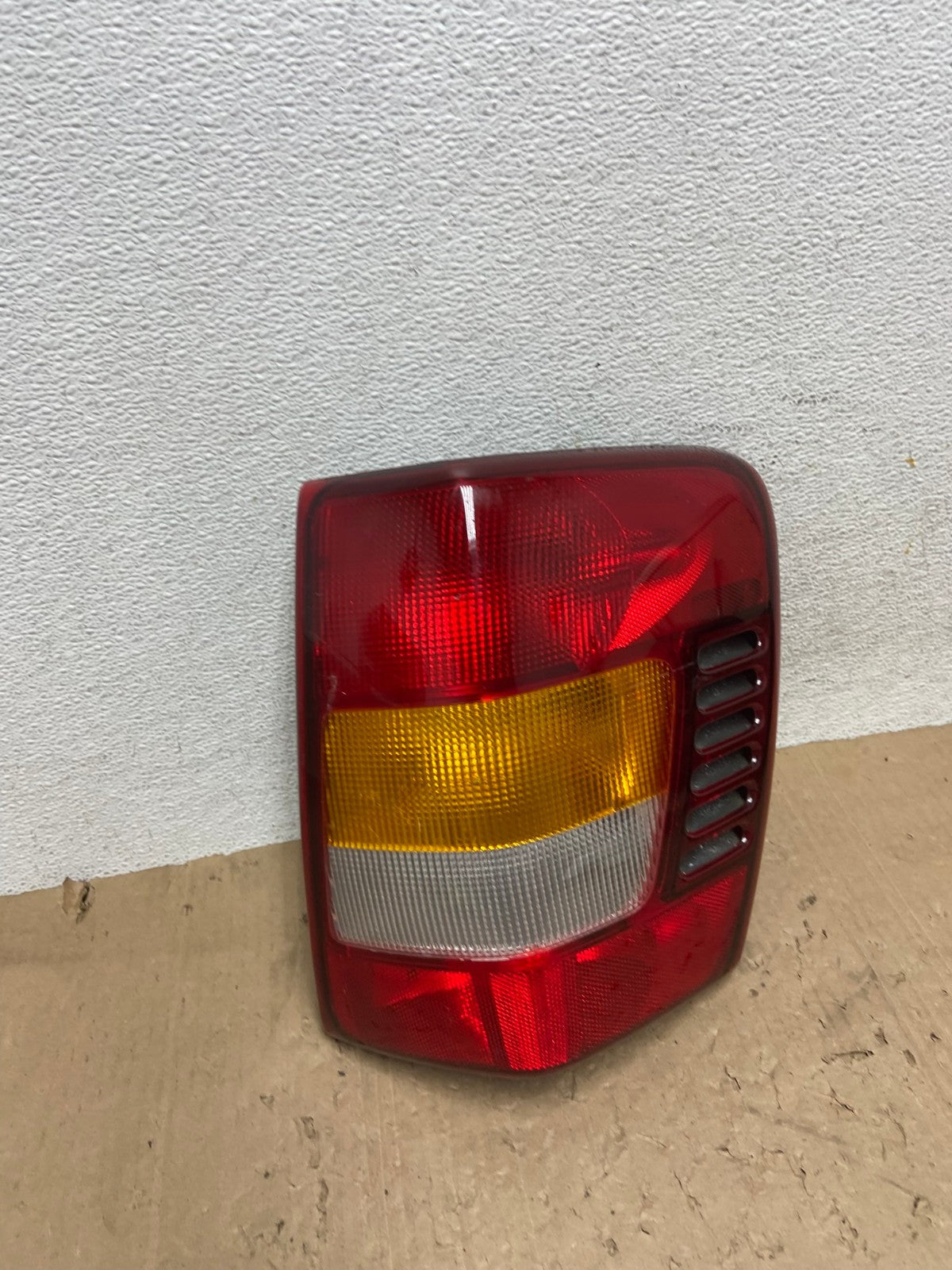 1999-2004 Jeep Grand Cherokee WJ Right Passenger Rh Tail Light AE9386 LK2