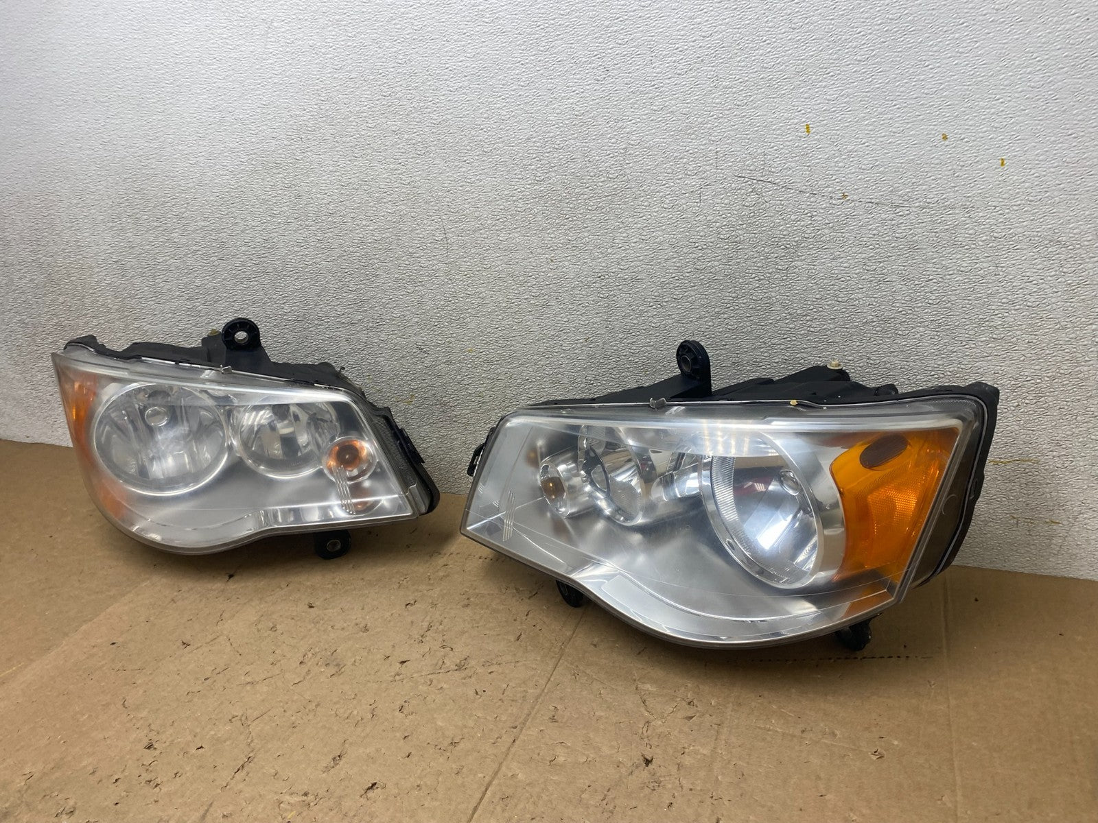 2008 to 2016 Chrysler Town and Country Left+Right Side Headlights W9060 DW1