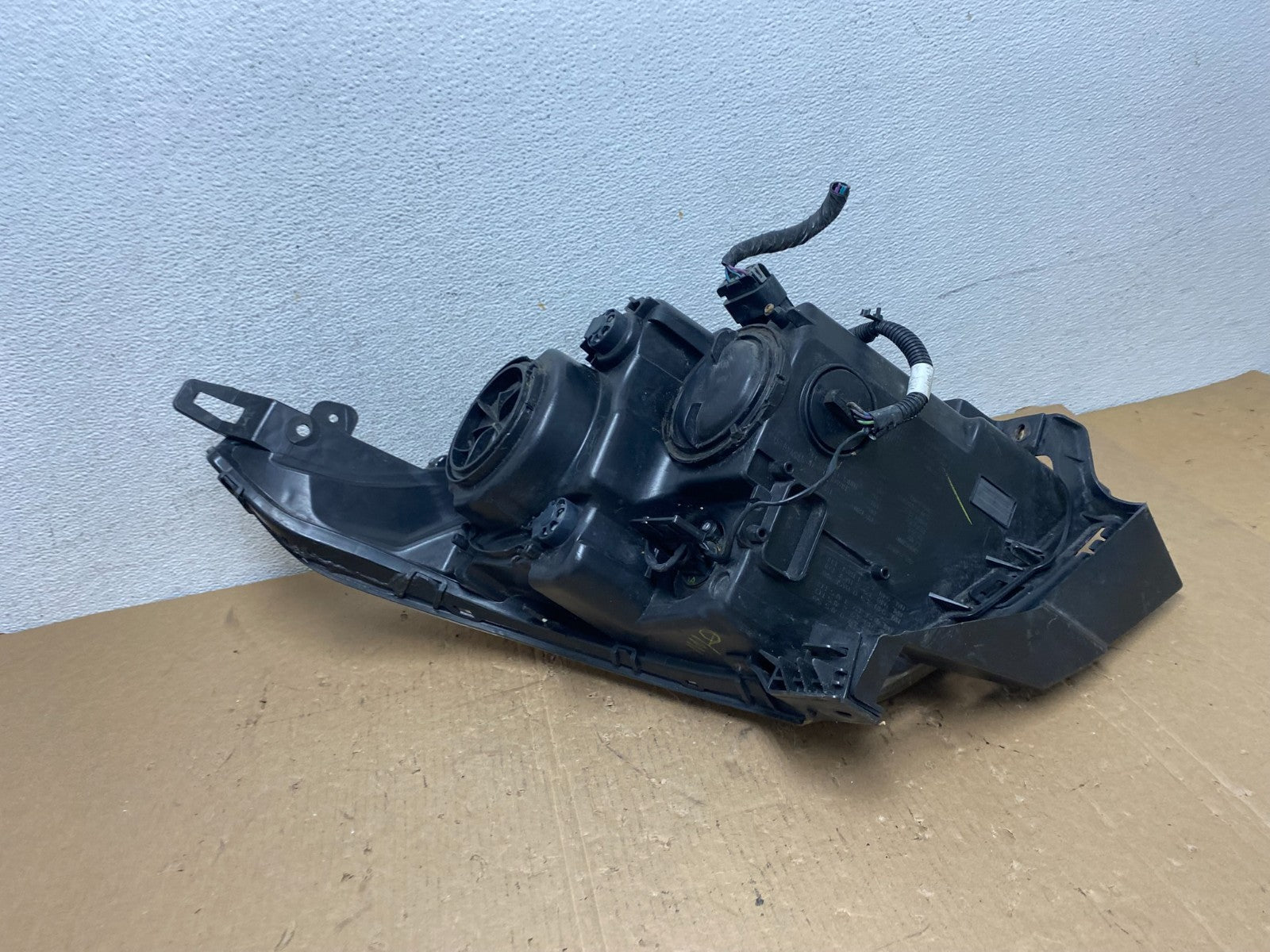 Halogen 2010 to 2016 Cadillac SRX Left Driver LH Side Headlight AD8064 DW8