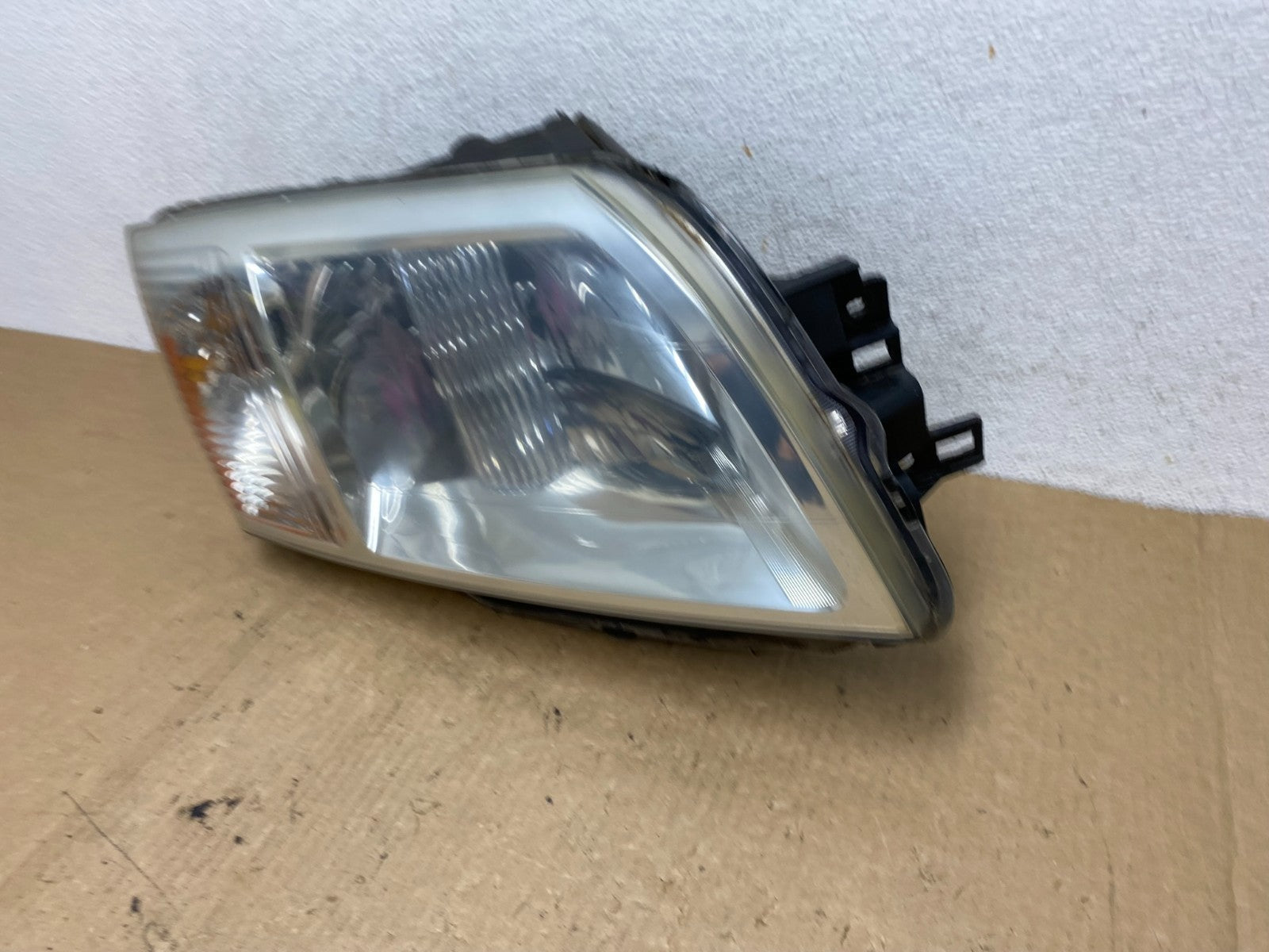 2004 - 2011 Mitsubishi Endeavor Headlight Right Passenger Rh Side AF9786 DW1