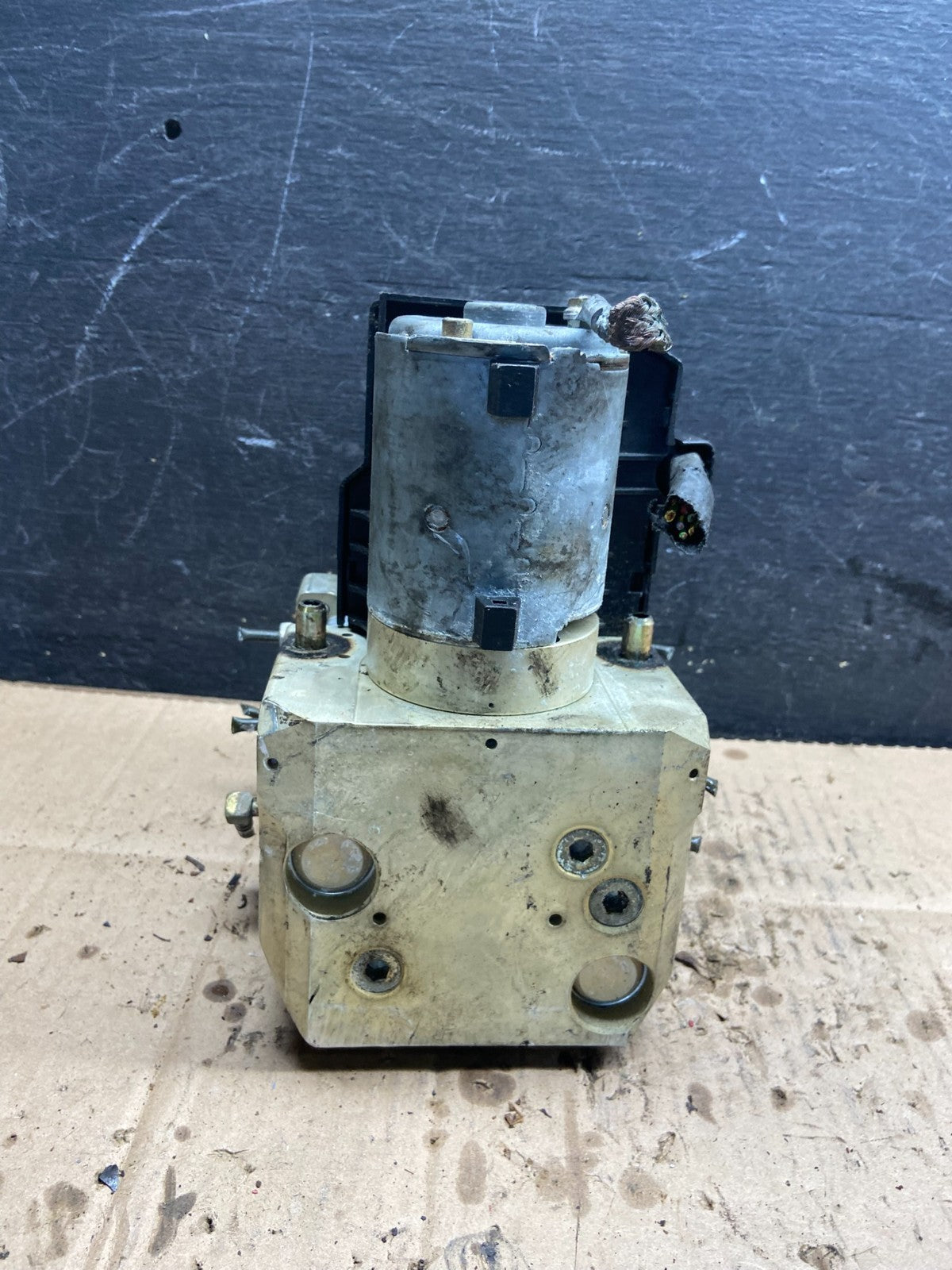 1992 to 1995 Mercedes S320 S500 S600  ABS Anti Lock Brake Pump Module Q6129 DG2