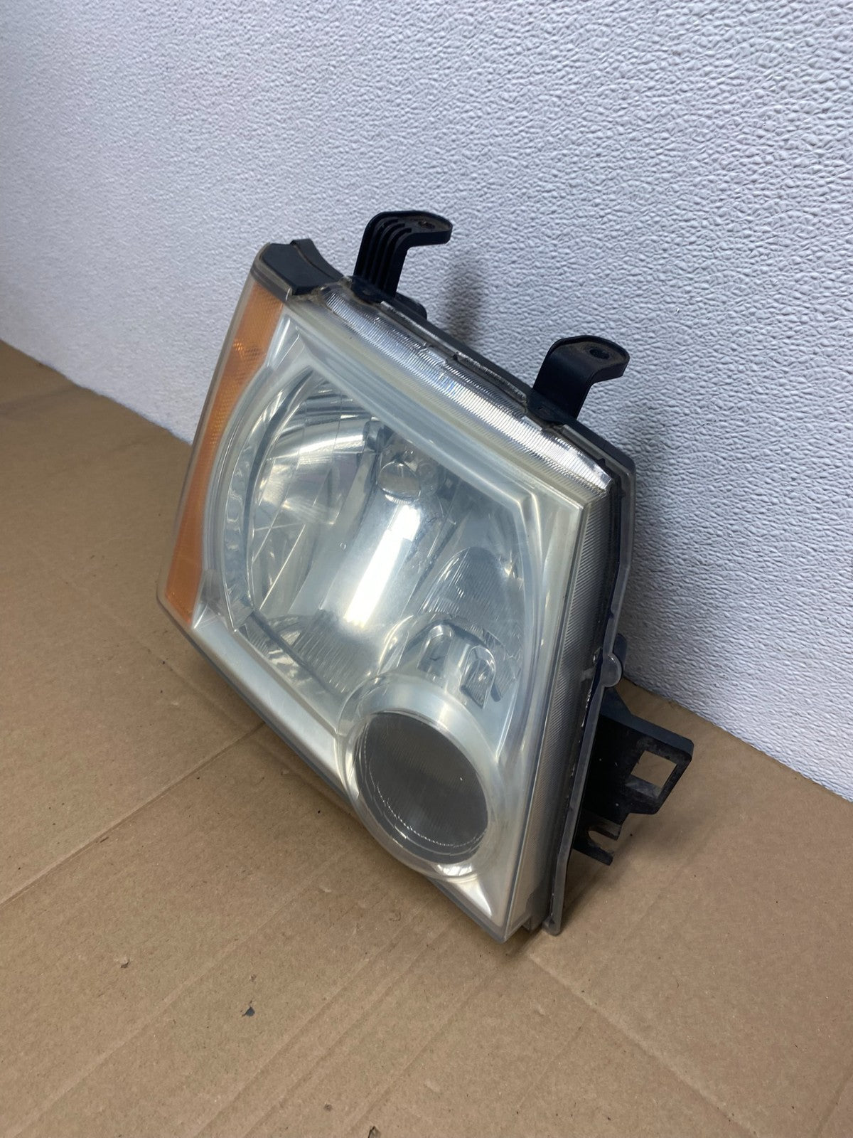 2005-2015 Nissan Xterra Right Passenger RH Headlight OEM AB8030 DW1