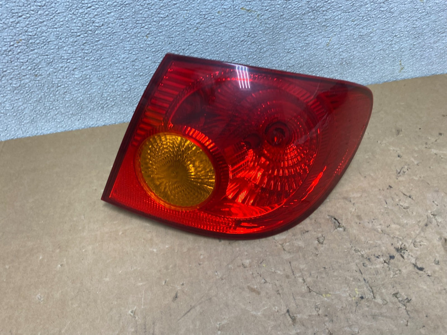 2003 to 2005 Toyota Corolla Right Passenger RH Side Tail Light Oem V5579 DW0