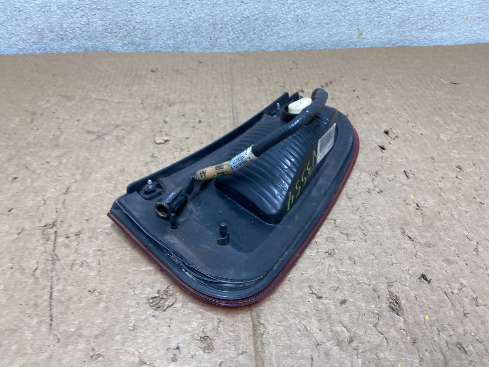 2003-2006 Lincoln Navigator Right Passenger Side Tail Light Inner OEM V3584 DW5