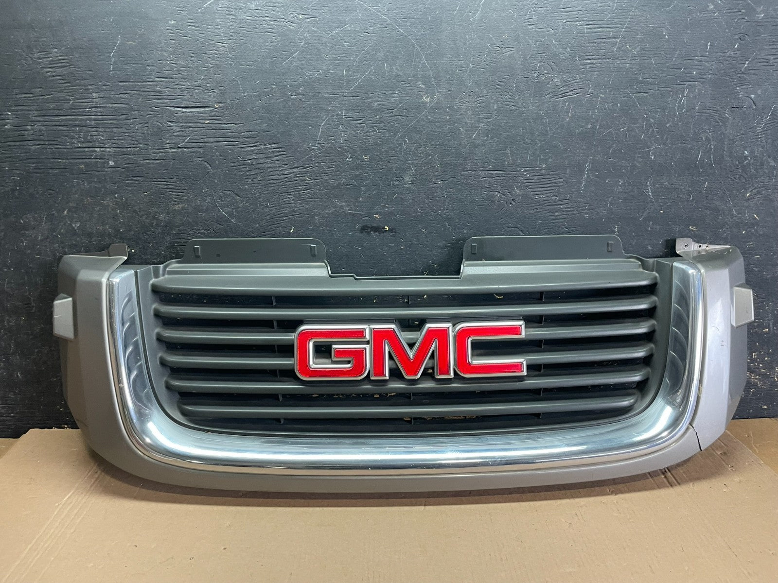 2002 to 2009 Gmc Envoy Front Upper Grill Grille OEM Z8590 DG0