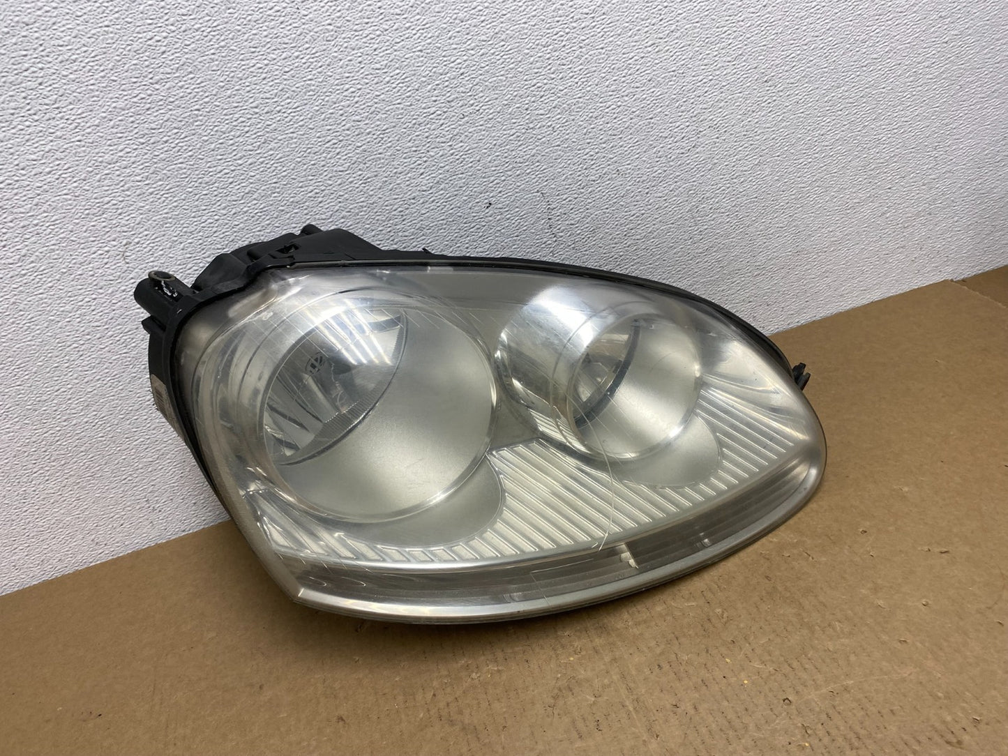 2005 - 2010 Volkswagen Jetta Right Passenger RH Side Headlight Halogen AC1203 DW0