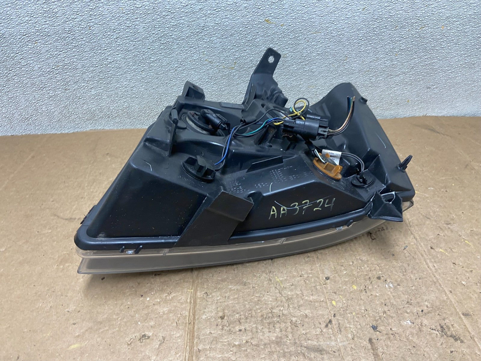 2007 to 2013 Chevrolet Suburban Tahoe Right Passenger RH Headlight Oem AA3724 DW8