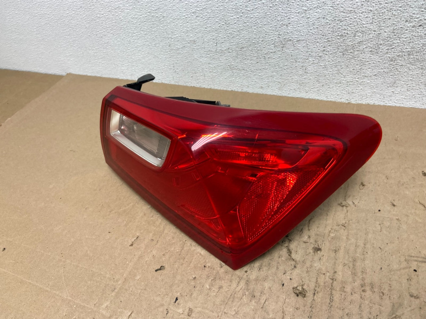 2016 - 2020 Chevrolet Malibu Right Passenger RH Side Tail Light AE6447 DG1