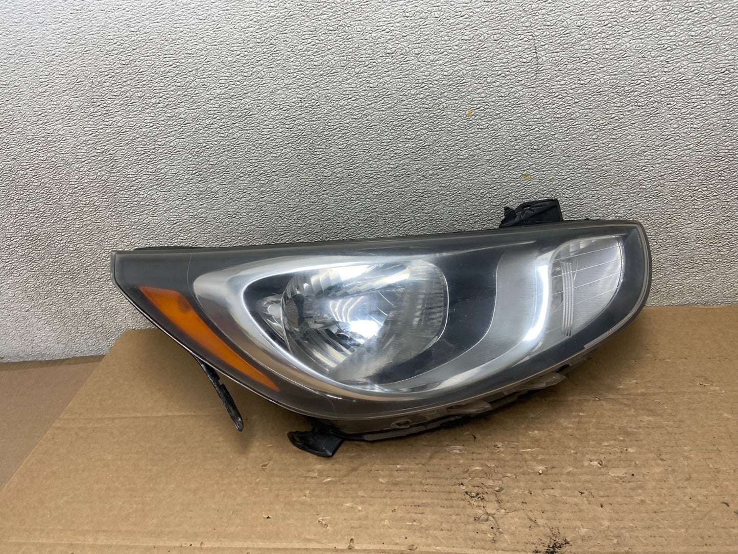 2013 to 2017 Hyundai Accent Right Passenger RH Side Headlight AB4608 DW0