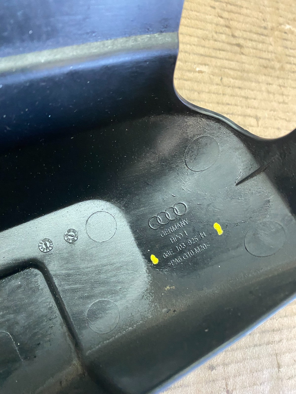 2008 to 2008 Audi  A6 3.2L Engine Motor Cover OEM V9379 DG8