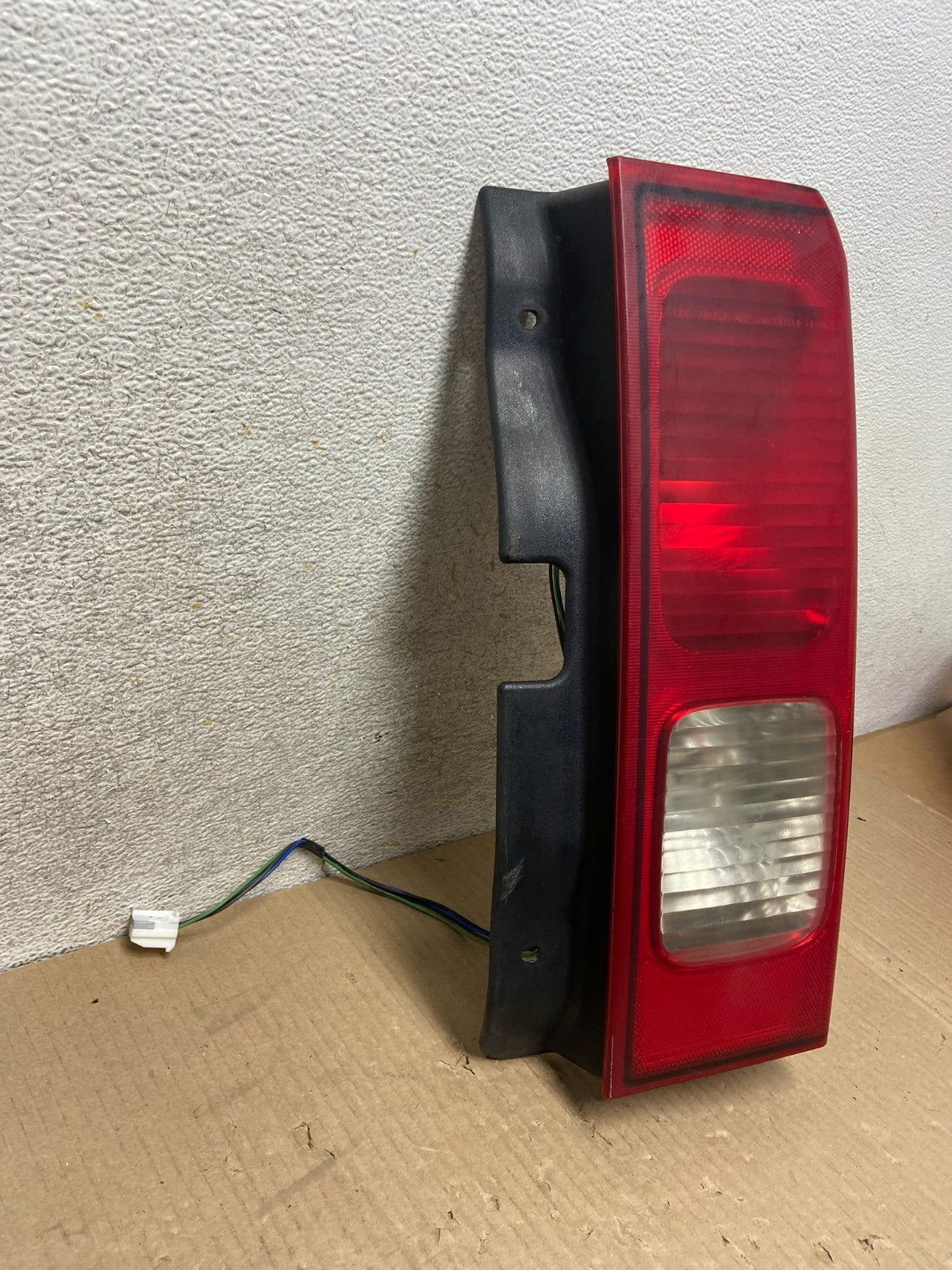 2006 to 2008 Hummer H3 Right Passenger Side Tail Light AI9663 LK2