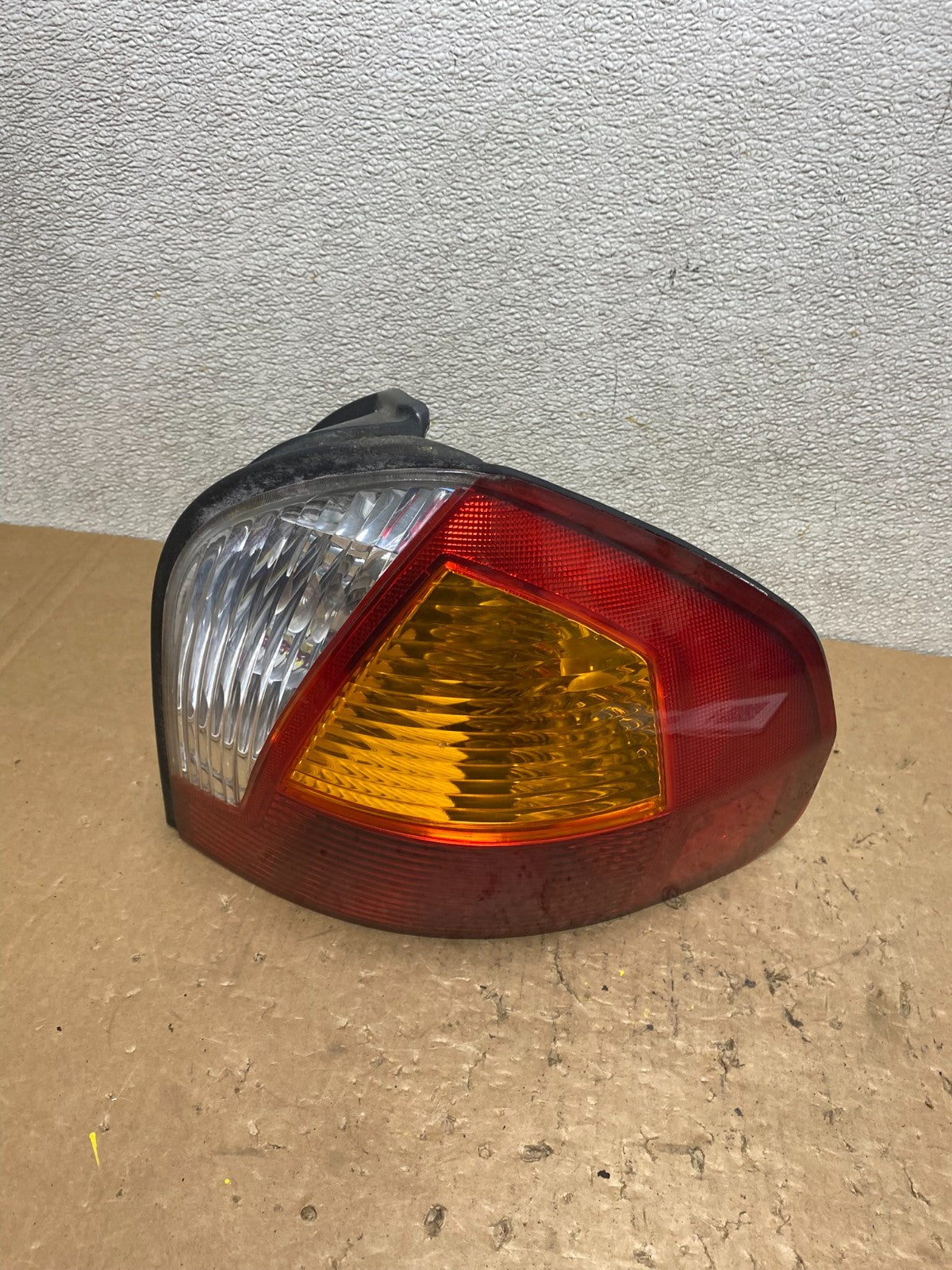 2001 to 2004 Hyundai Santa Fe Right Passenger Rh Tail Light V5813 DW0