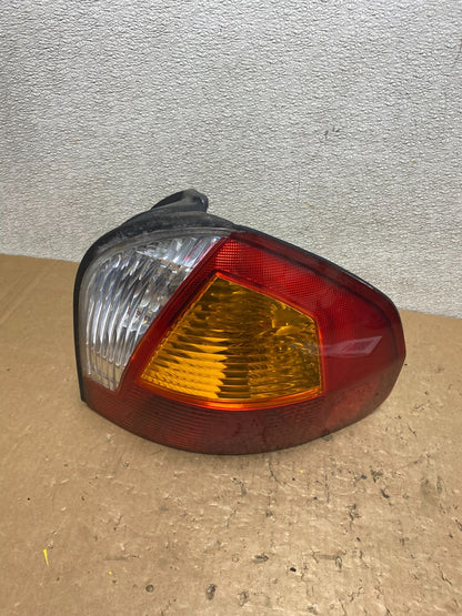2001 to 2004 Hyundai Santa Fe Right Passenger Rh Tail Light V5813 DW0