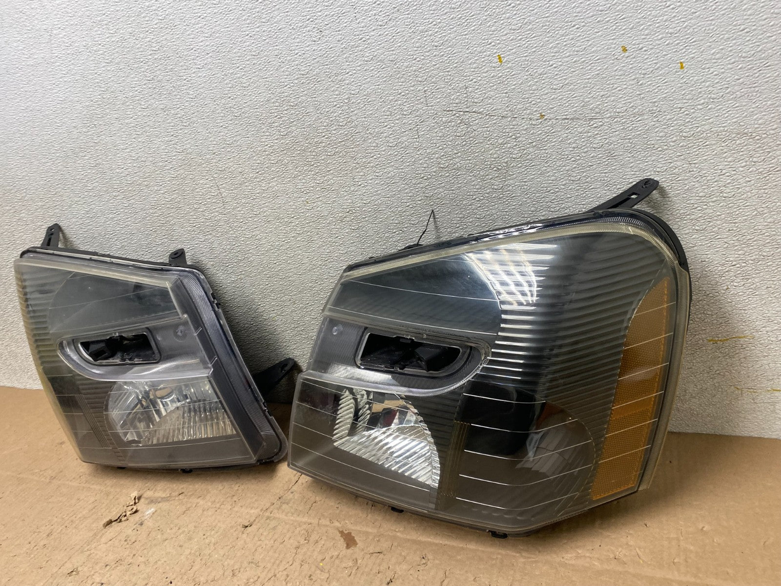2005 to 2009 Chevrolet Equinox Left+Right Set Halogen Headlights W2748 DW2