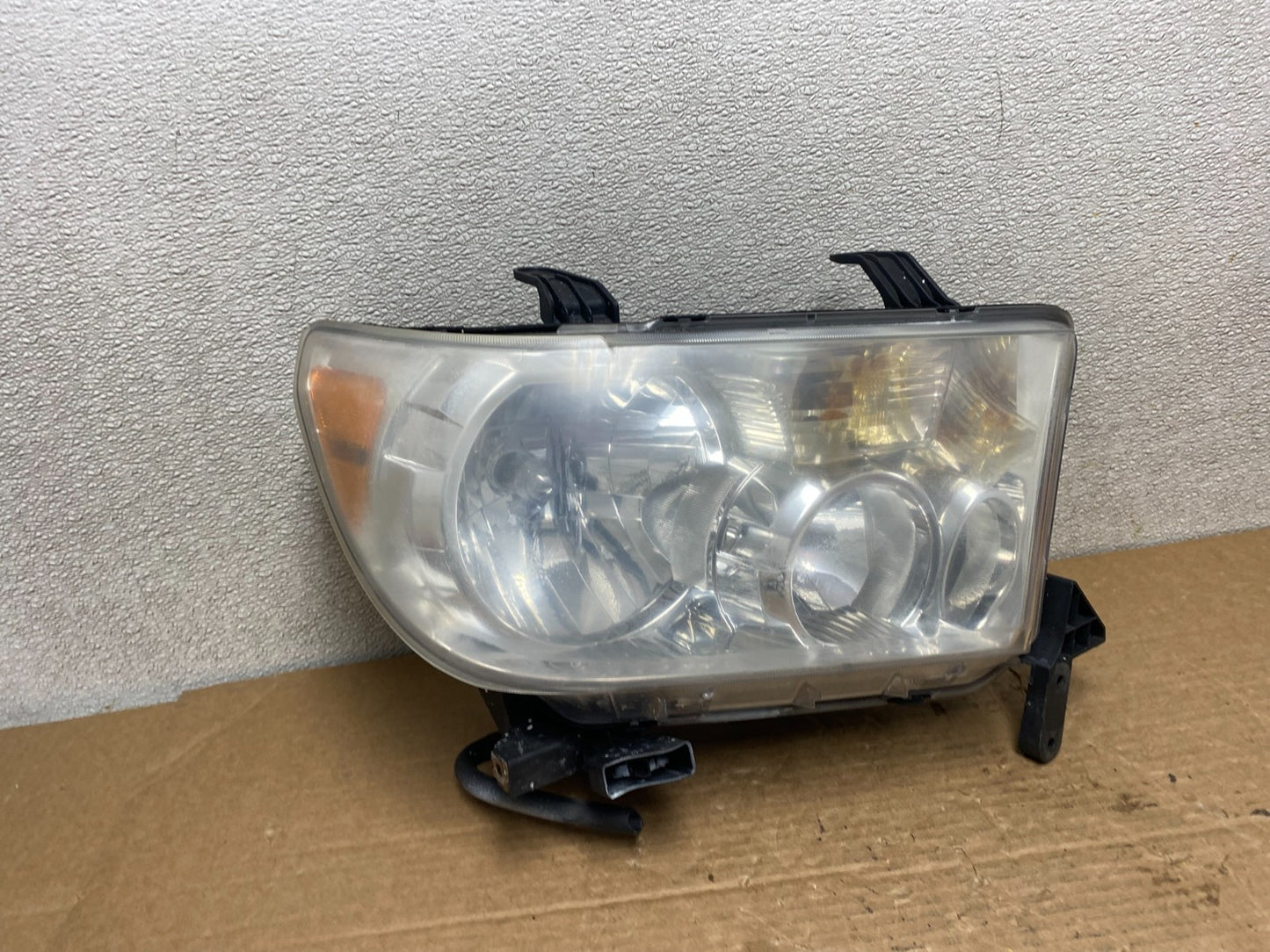 2007 to 2014 Toyota Sequoia Tundra Right Passenger RH Headlight Halogen Z2607 DG0