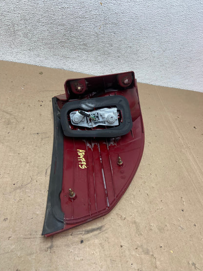 2004-2005 Toyota Sienna Right Passenger Rh Side Tail Light AG4795 LK7