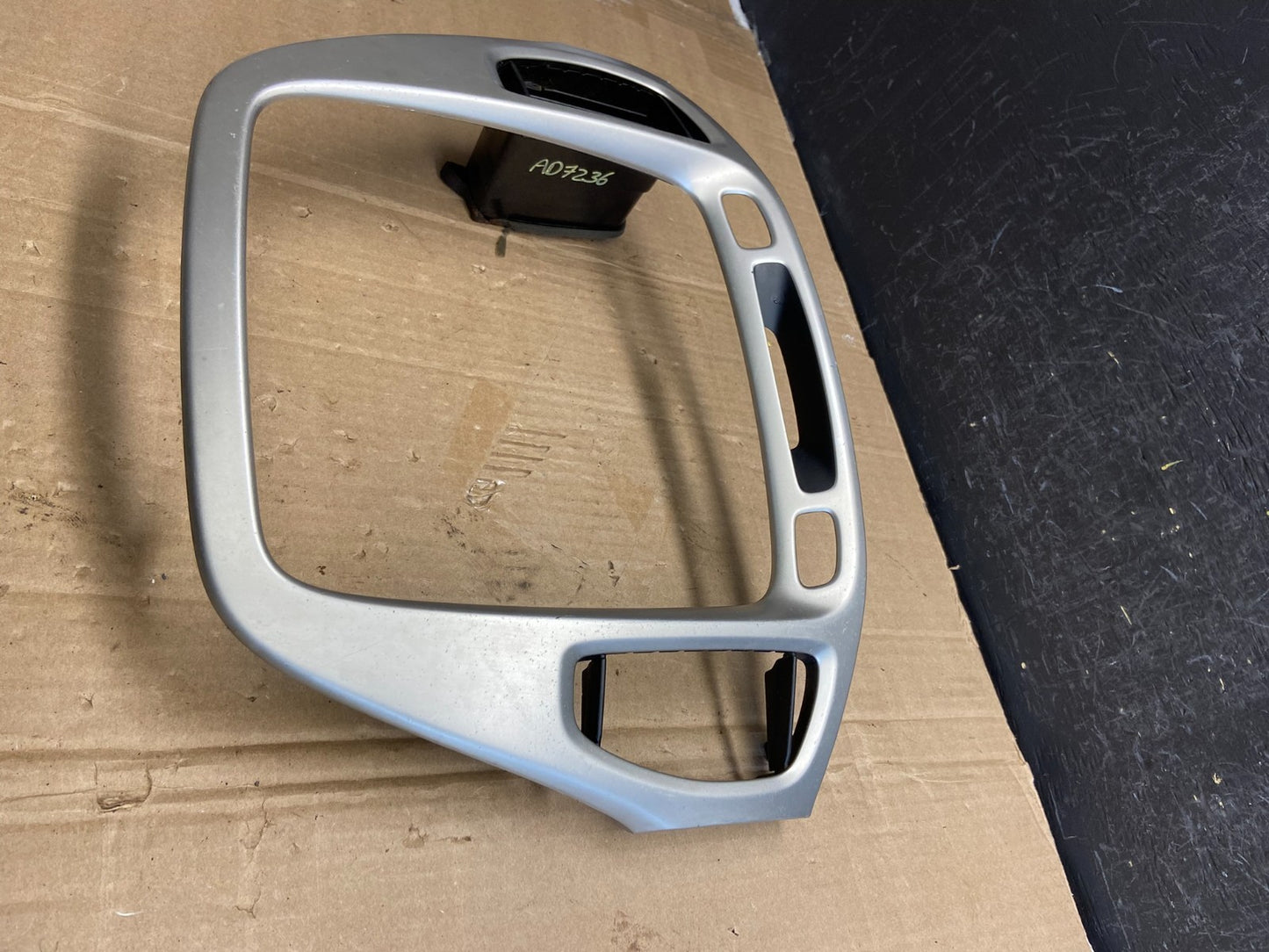2001-2007 Toyota Highlander Radio Climate Dash Trim Bezel Air Vent AD7236 DG4