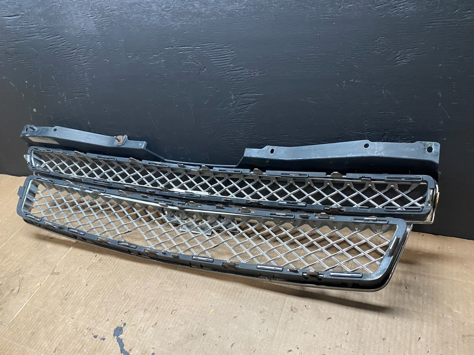 2007 to 2014 Chevrolet Avalanche Front Upper Lower Set Grill Grille D4941 Oem DG7