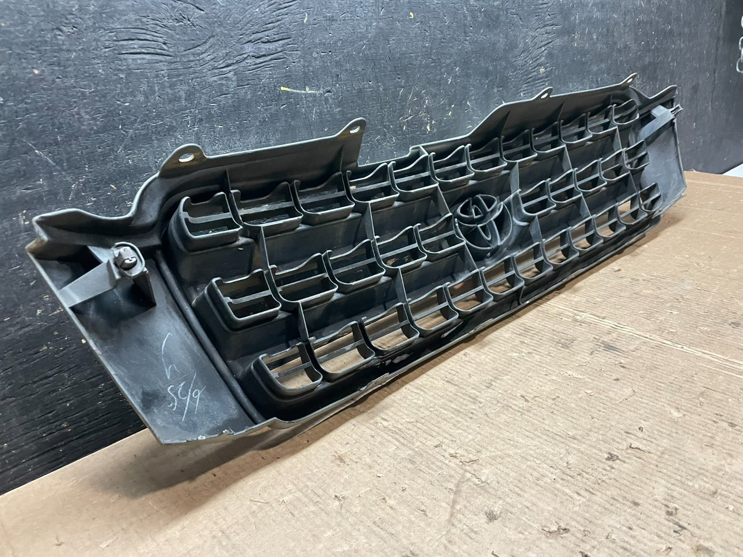 2001 to 2003 Toyota Highlander Front Upper Grille Grill With Emblem OEM Z8085 DG10