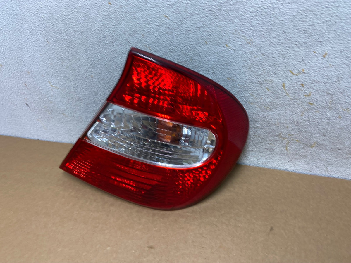 2002 2003 2004 Toyota Camry Tail Light Right Passenger Rh Side AI2585 LK1