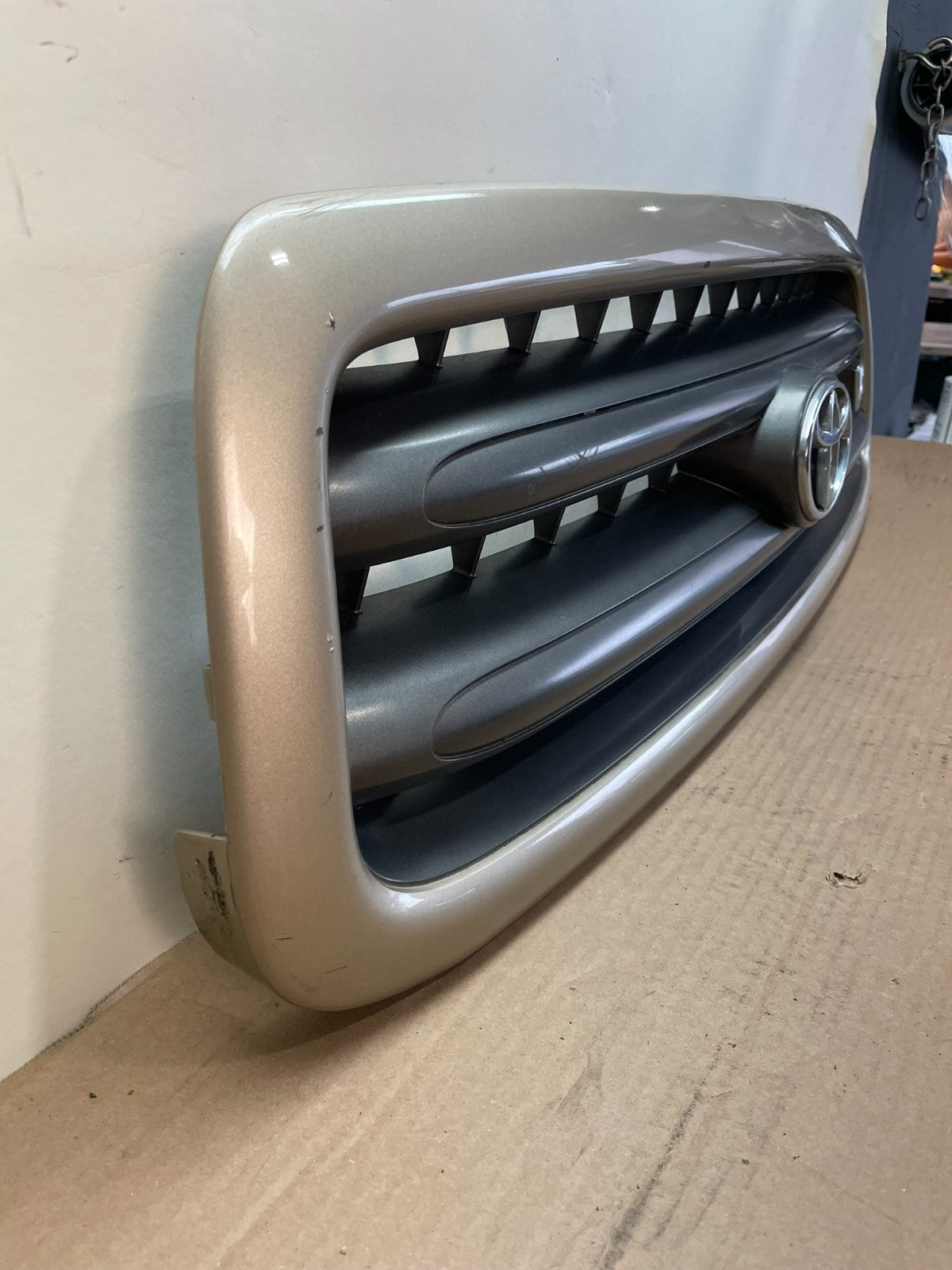 2001 to 2004 Toyota Sequoia Front Upper Grill Grille W/ Emblem af8514 DG2