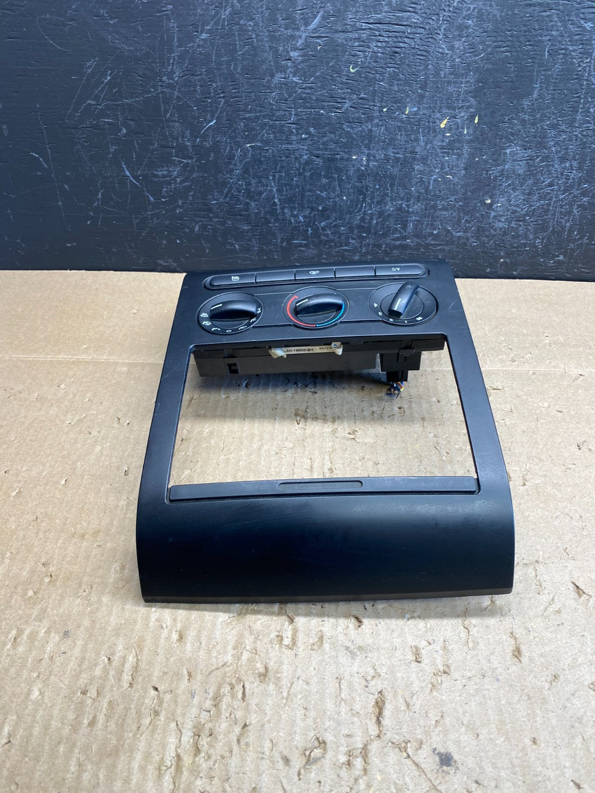 2004 to 2008 Ford F150 Radio Climate Dash Bezel Surround Black AC9077 DG3