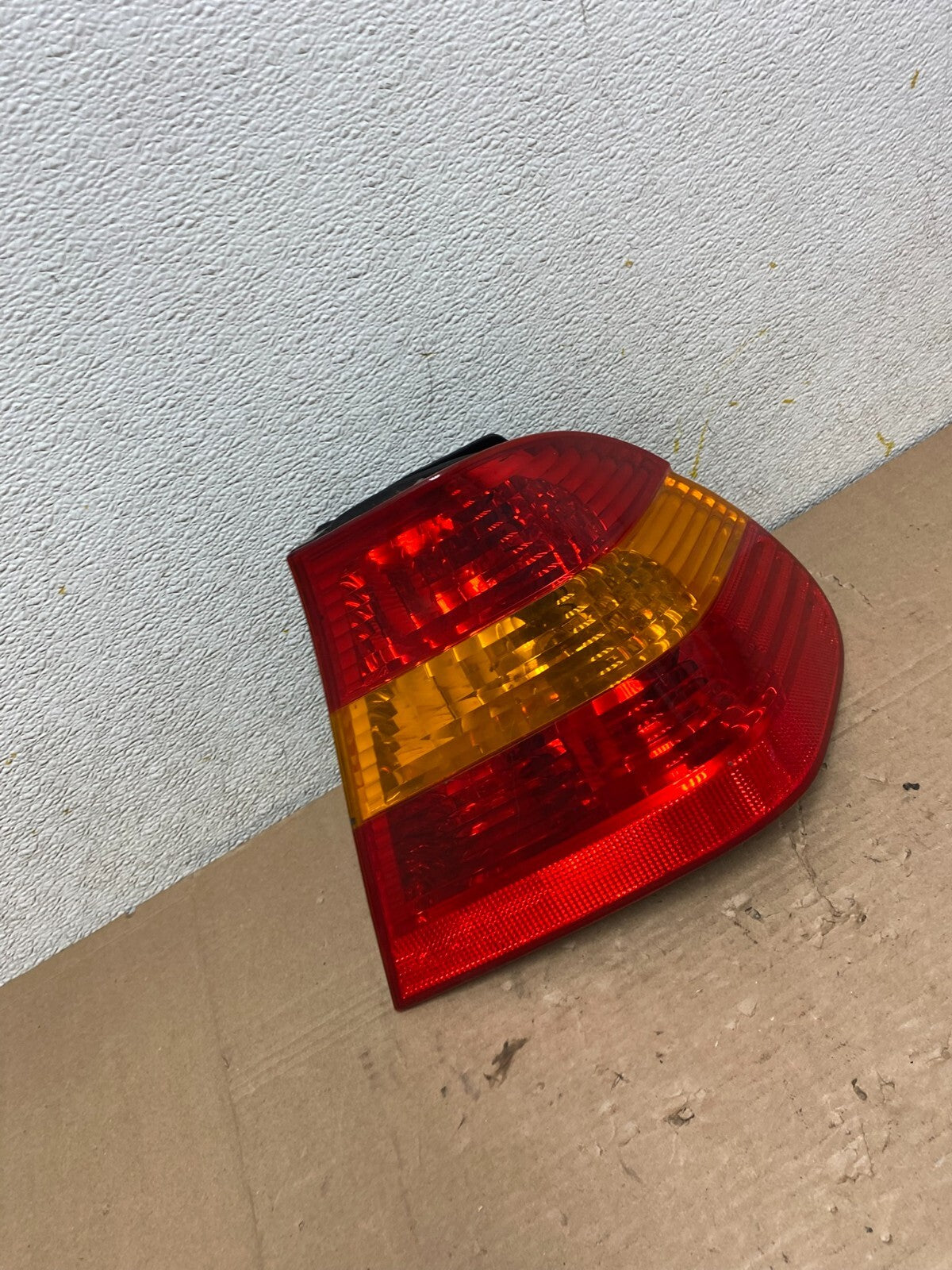 2002-2005 Bmw E46 325i 328i Right Passenger Side Tail Light N7714 DW2