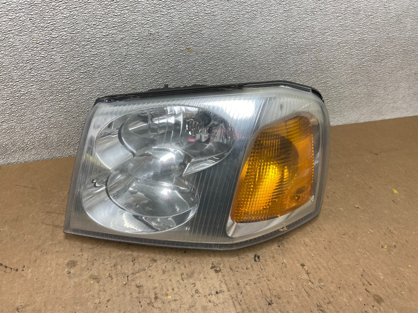 2002 to 2009 Gmc Envoy Left Driver Lh Side Headlight Halogen Oem Z9258 DW0