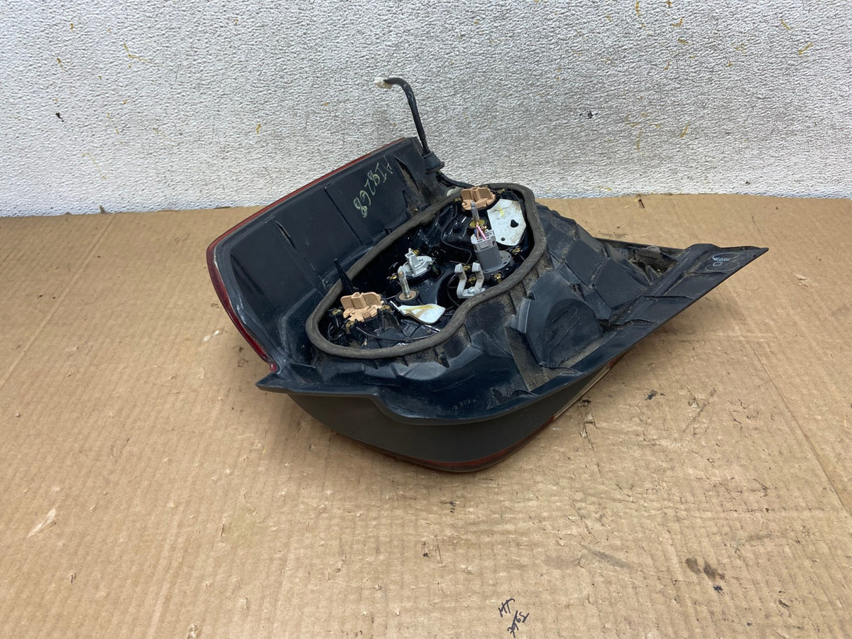 2004-2007 Toyota Highlander Left Driver LH Side Tail Light AI8268 LK4