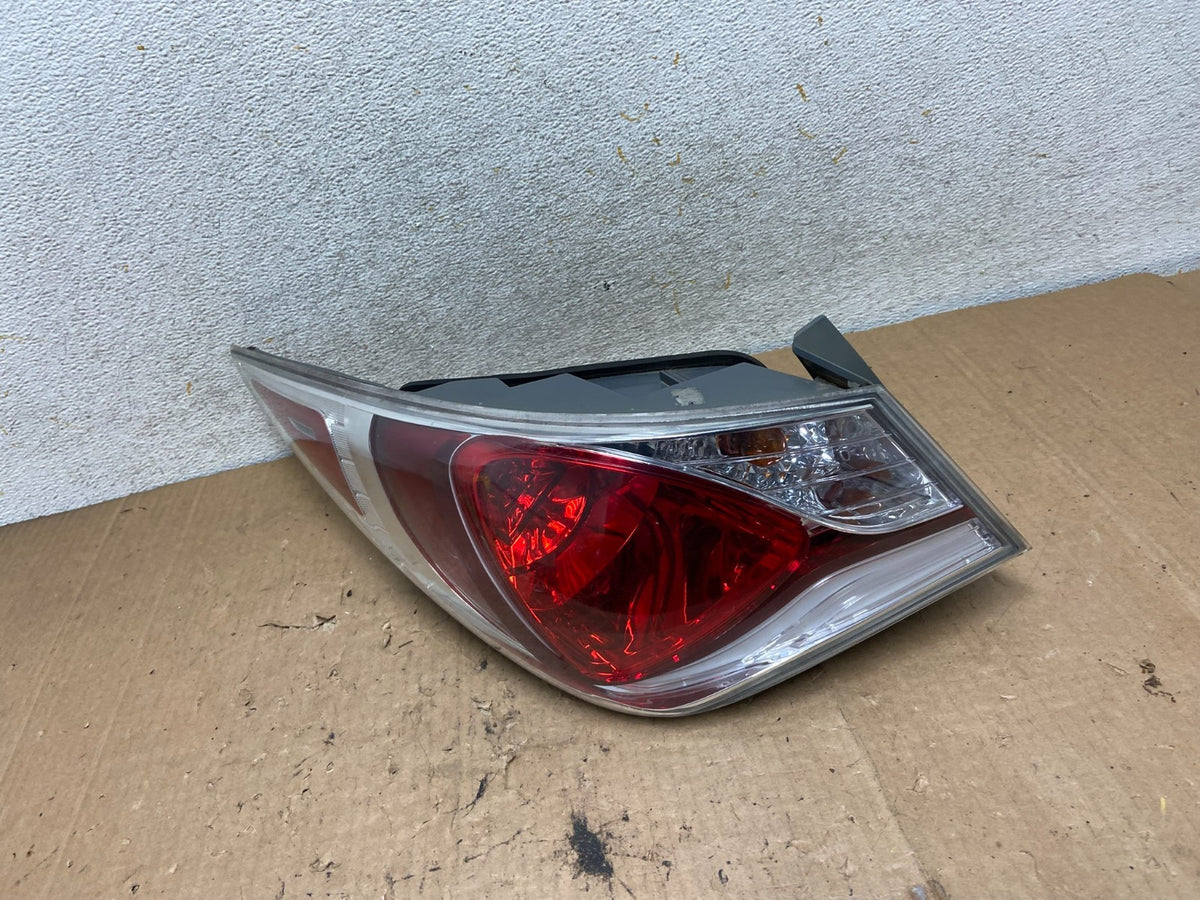 2011 - 2015 Hyundai Sonata Hybrid Left Driver LH Tail Light AI9152 LK0