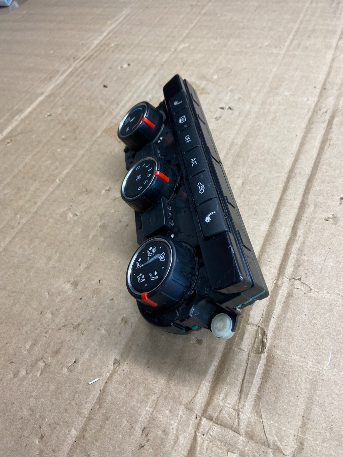 2012 - 2015 Volkswagen Passat Center Climate Control Panel AC Heater AD7123 DG2