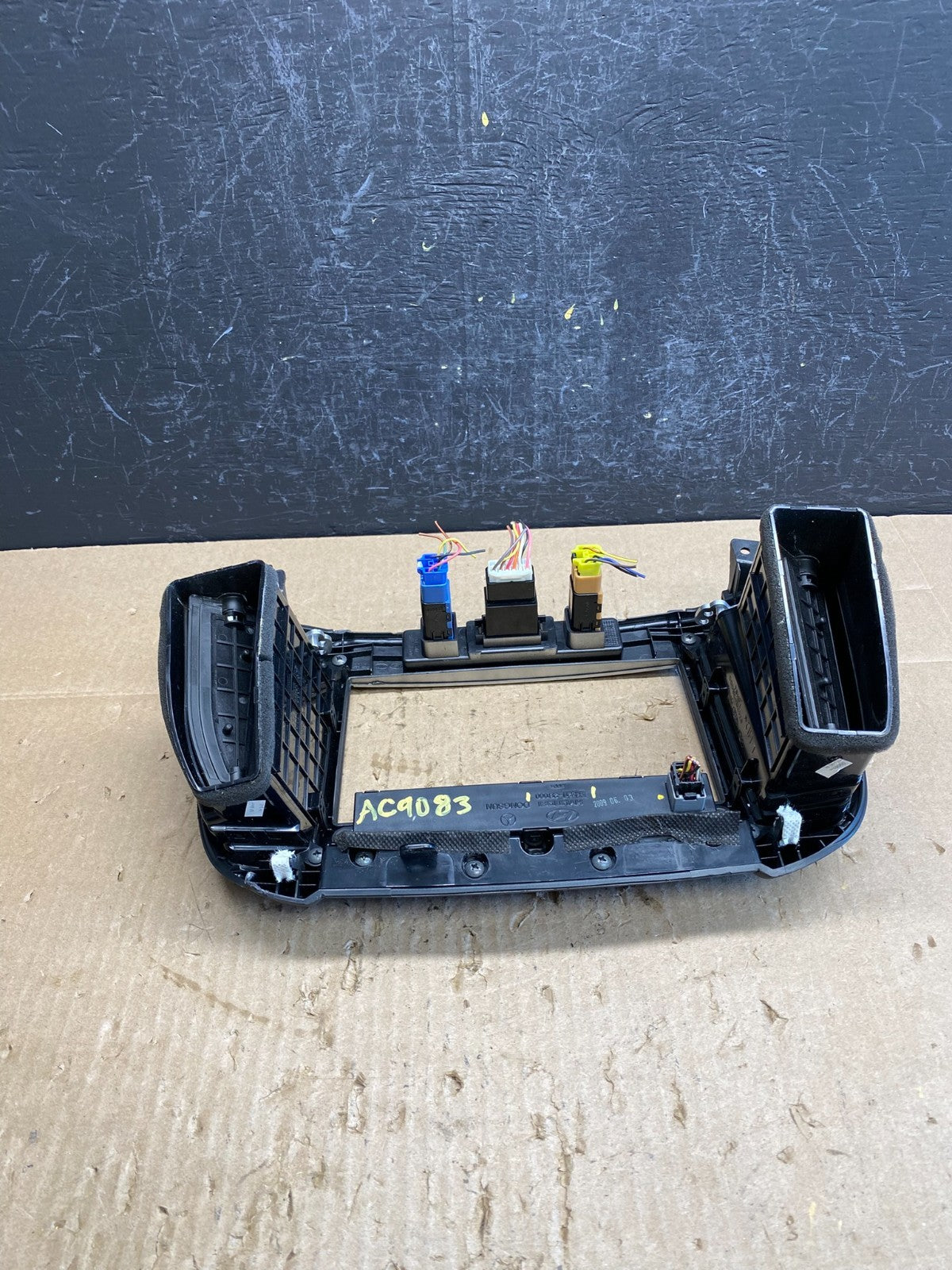 2007 to 2009 Hyundai Santa Fe Center Dashboard Radio Bezel Trim AC9083 DG4